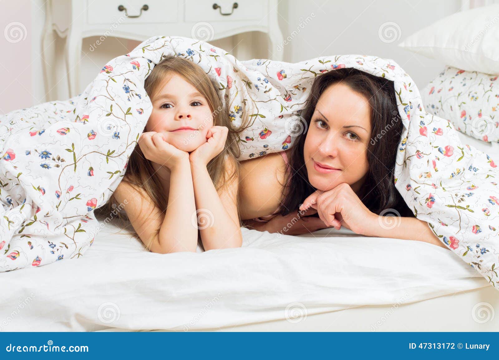 С ее мамой в постели. Мама с дочкой на кровати. Мамас дочкой накрлвати. Фотосессия с дочкой на кровати. Фотосессия мама и дочь в кровати.