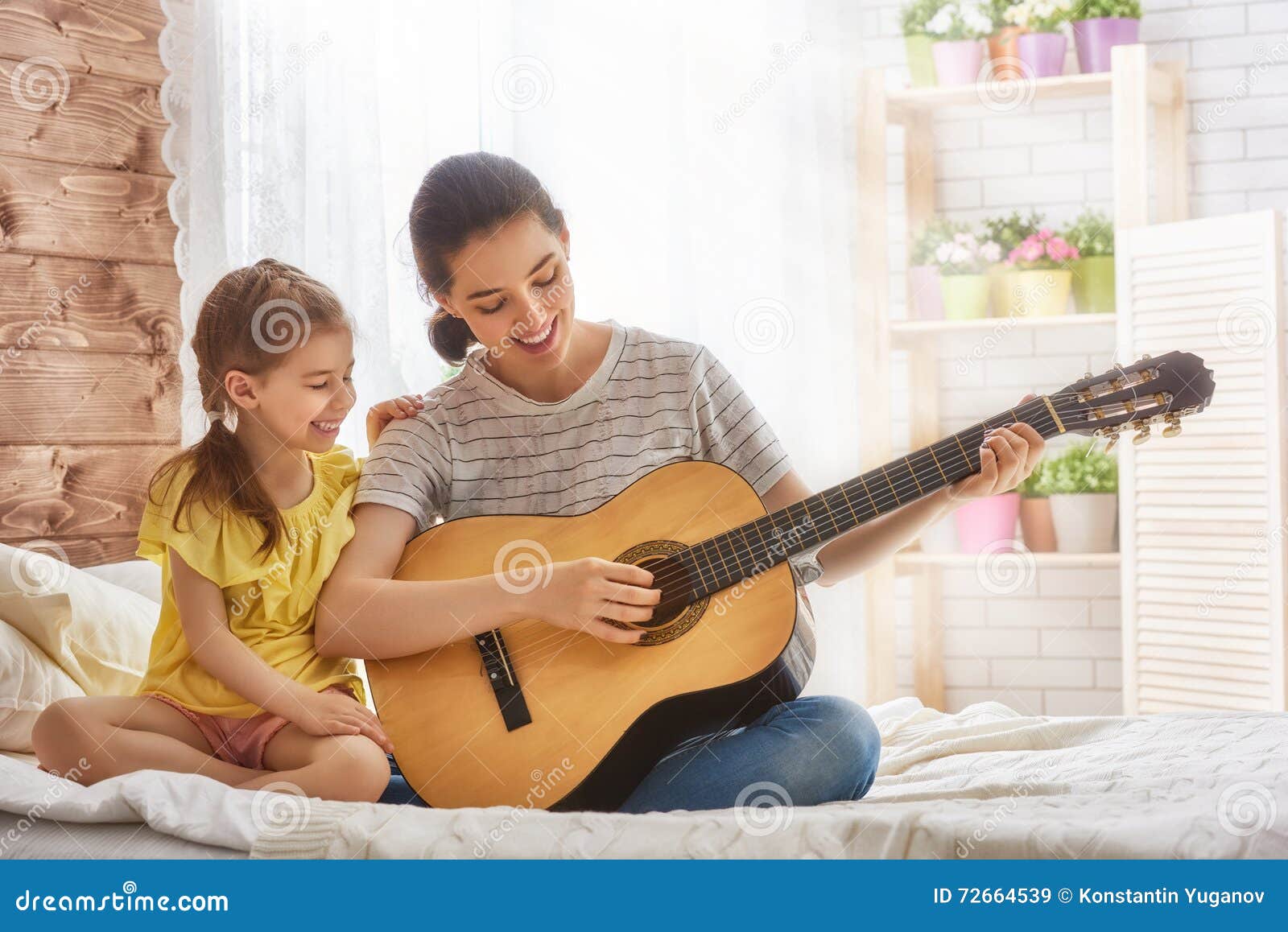 Мама с дочкой поют. Мама поет ребенку. Пение семья. Семья с ребенком с гитарой. Пение всей семьей.