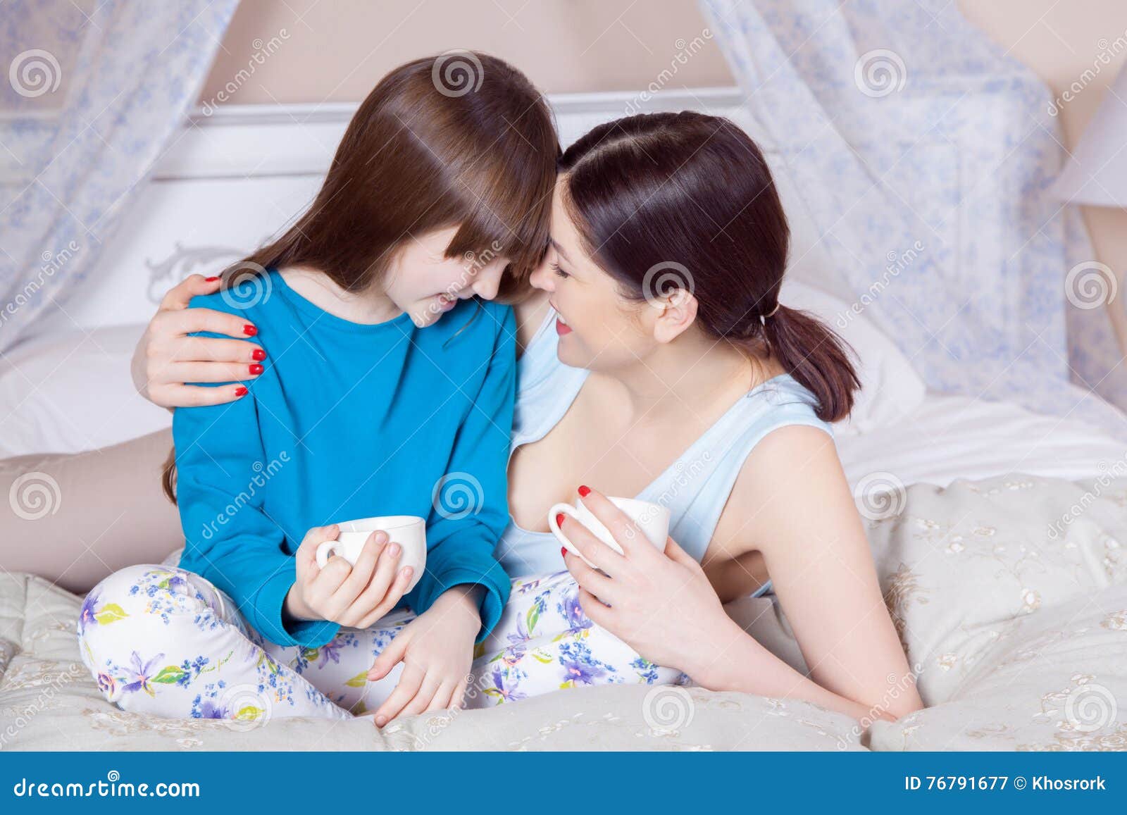 Лизбиянки перевод русский. Мать и дочь в кровати лесби. Мама и дочка Лезби на кровати. Мама и дочка Лезби на кровати x.