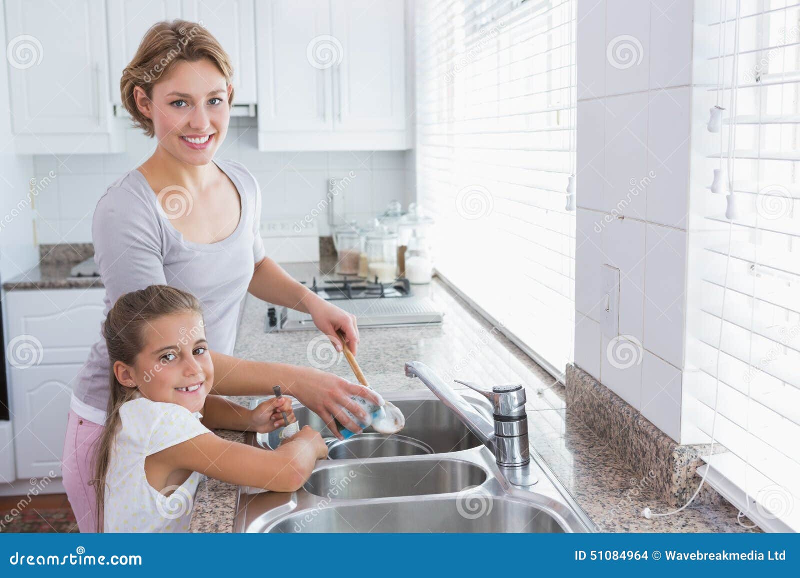 Семья моет посуду. Мыть посуду. Дочка моет посуду. Мама моет посуду. Мама с дочкой моют посуду.