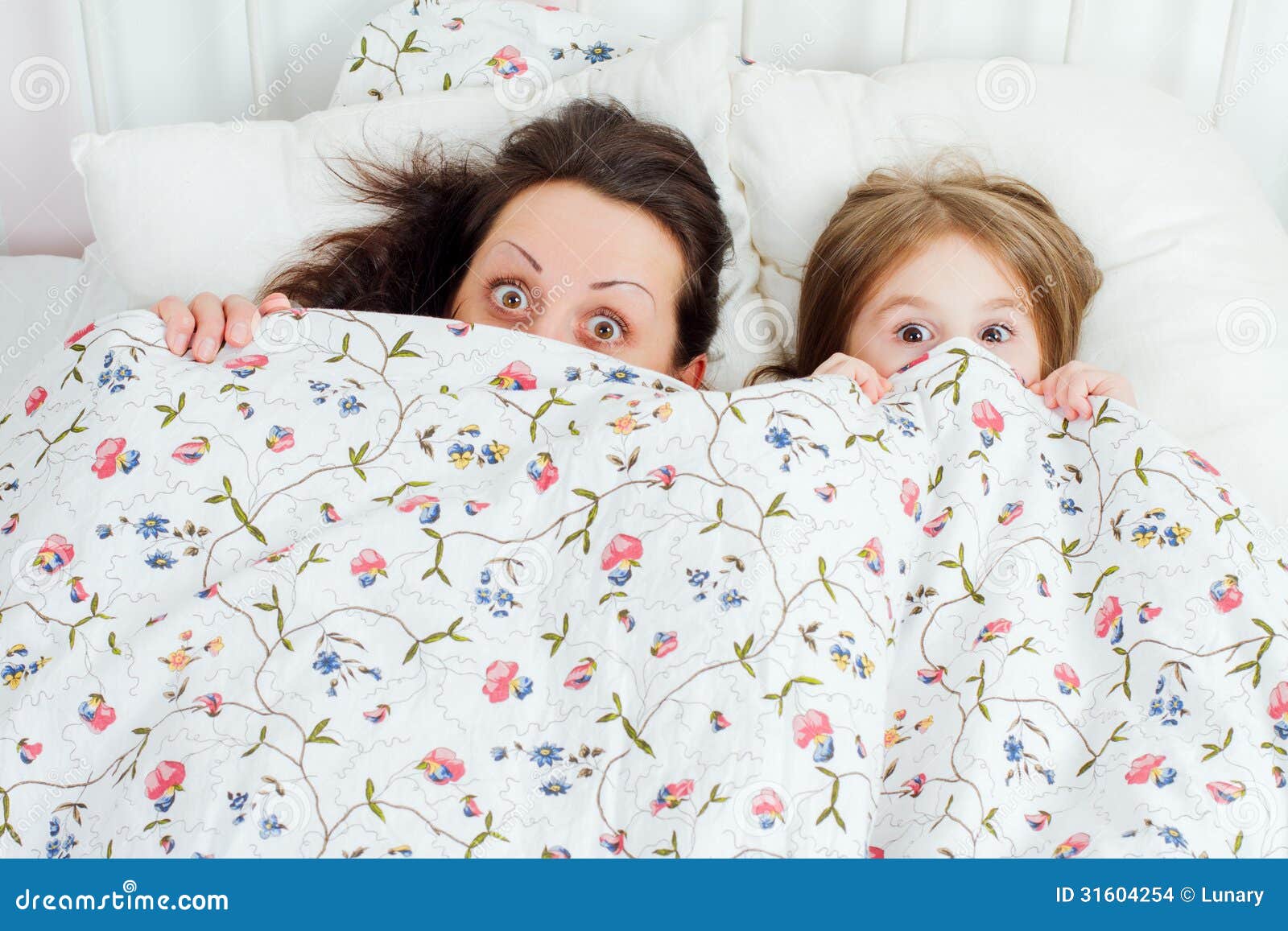 Мама лежит дочки. Чтение под одеялом с мамой. Мама и дочка под пледом. Дочка и мама под одеялом. Под одеялом с дочерью.