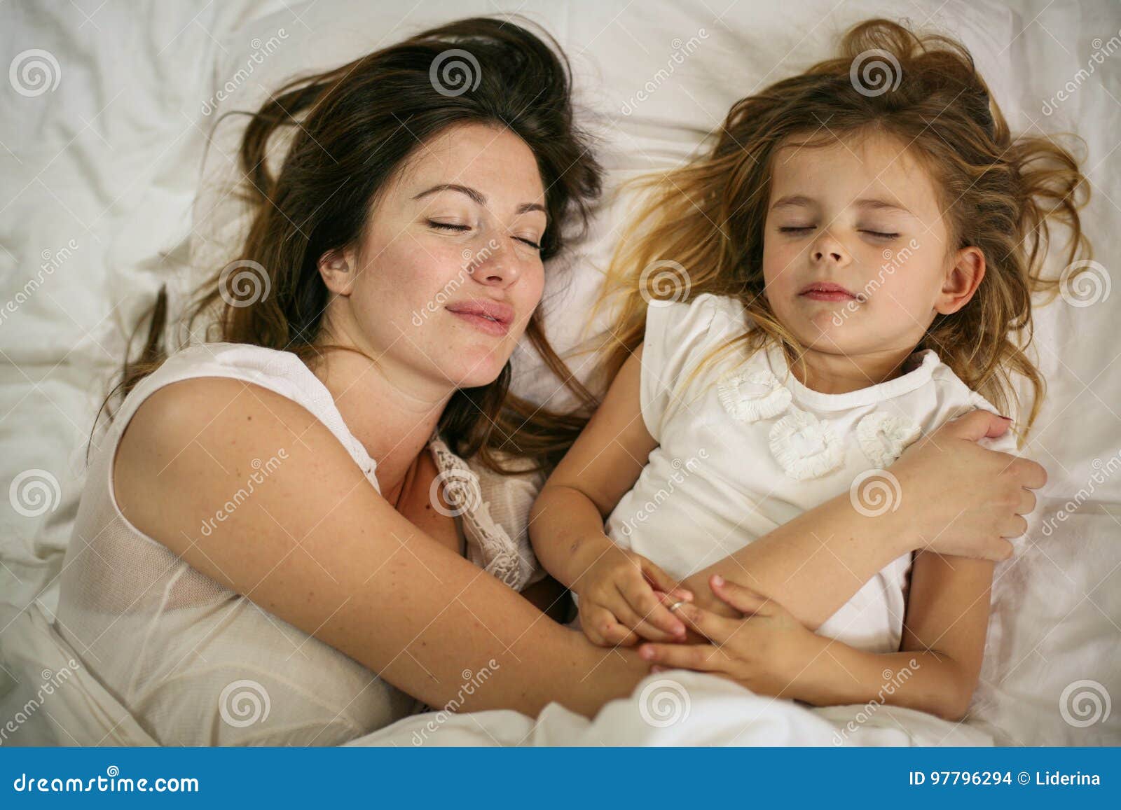 С ее мамой в постели. Мама с дочкой спят в обнимку. Мать и дочь обнимаются постель. Сон с дочкой в обнимку. Мама с дочей сон.