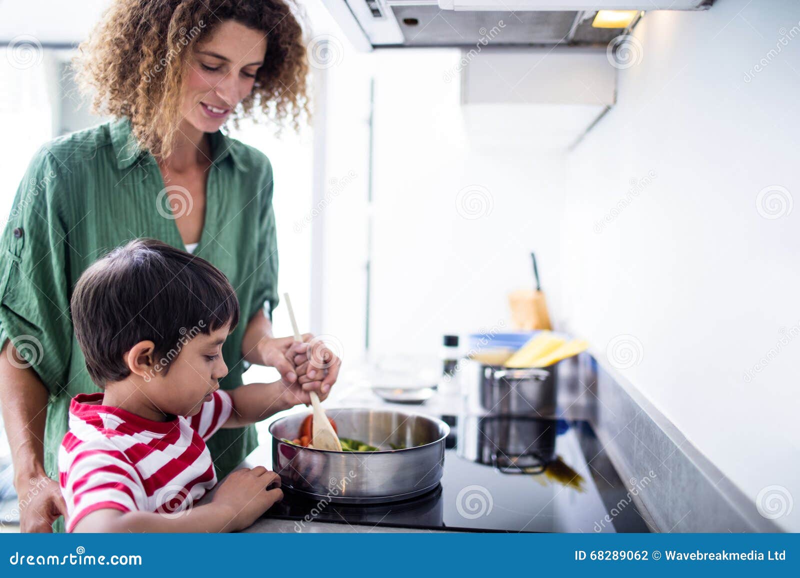 Сообщение на кухне мама. Семья на кухне. Счастливая семья на кухне. Мама с ребенком на кухне. Мать и сын готовят.