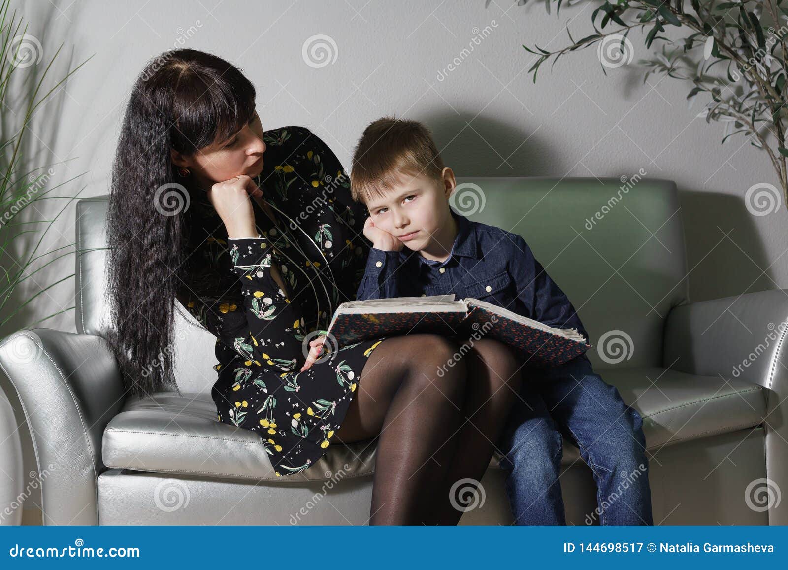 Мама чулках разговоры. Фотосессия в колготках с сыном. Мама сидит на сыне. Девушки Соблазняющие детей. Молодые мамы.