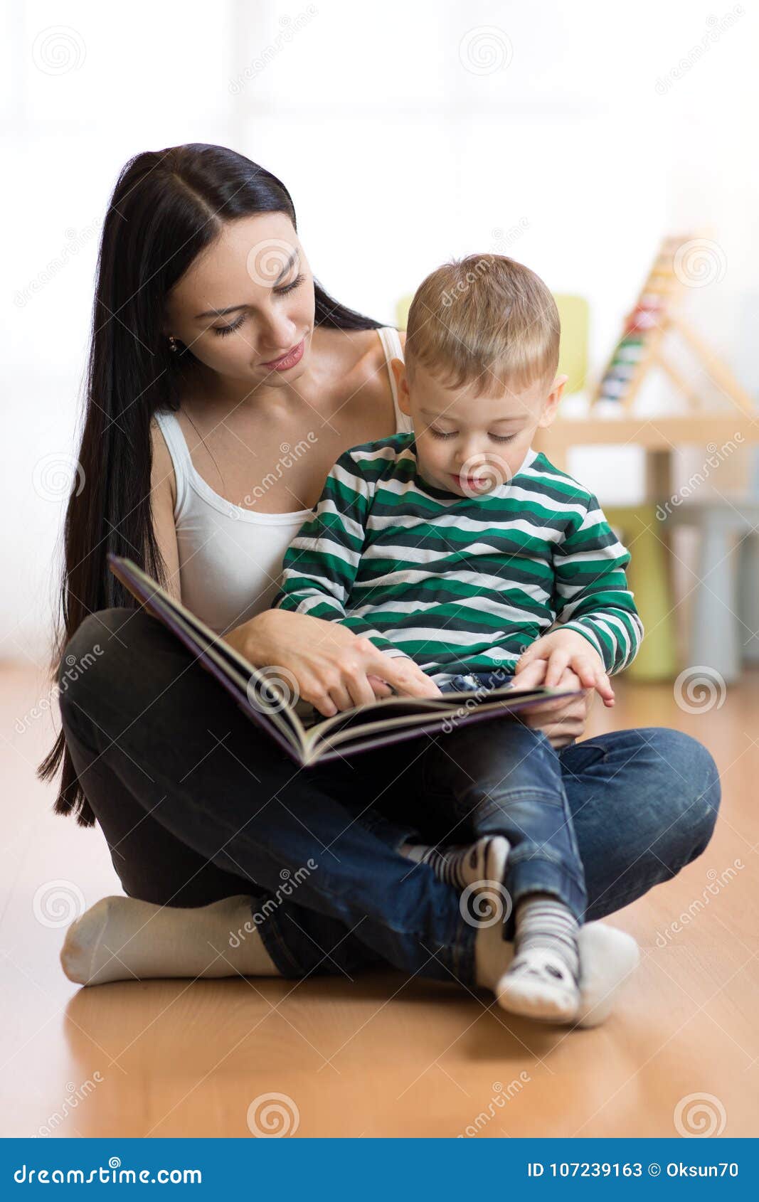 Помогла сыну читать