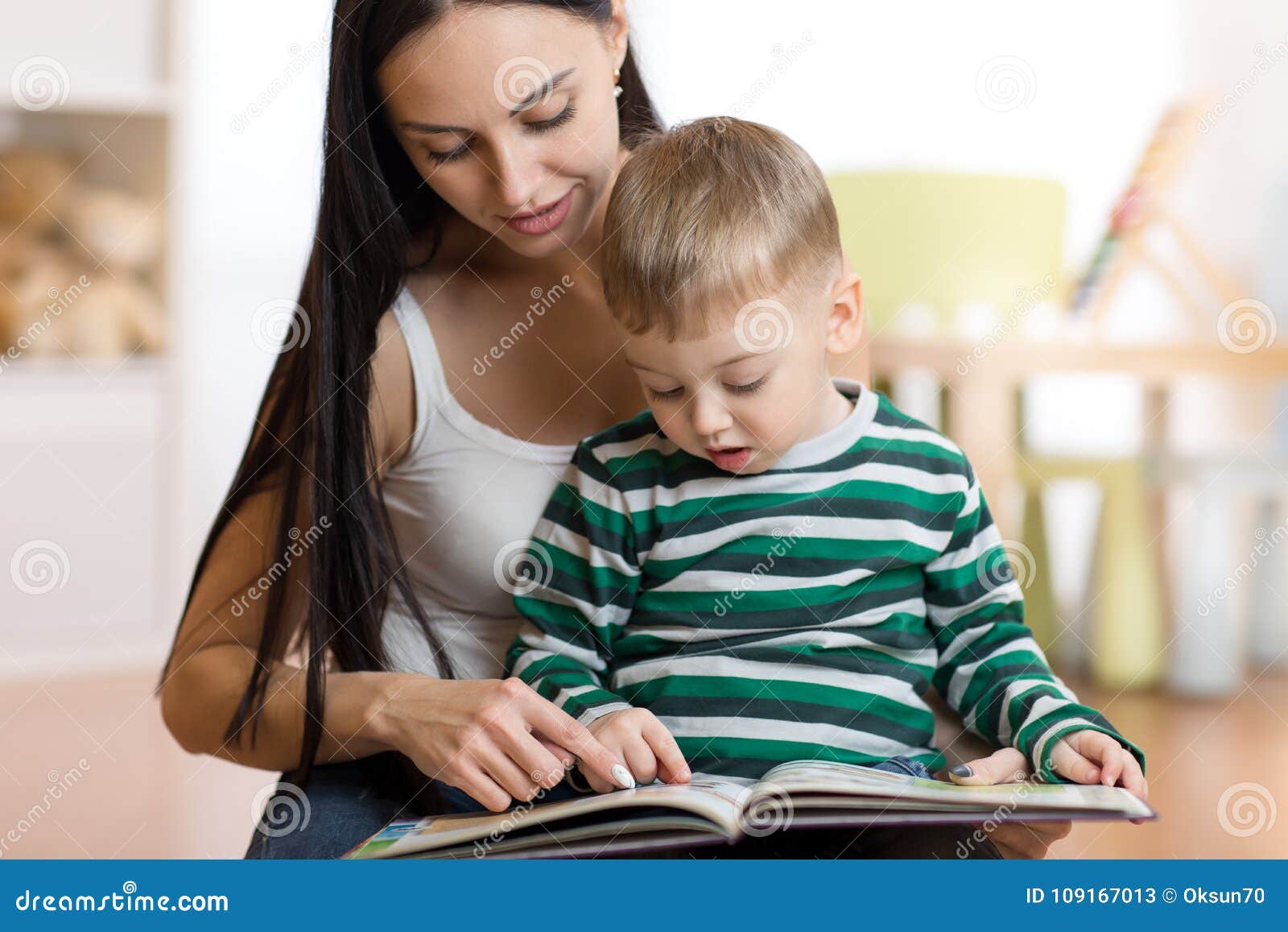 мать книги читает сынка к детенышам Милый мальчик маленького ребенка и его  мама Стоковое Изображение - изображение насчитывающей радостно, жить:  109167013