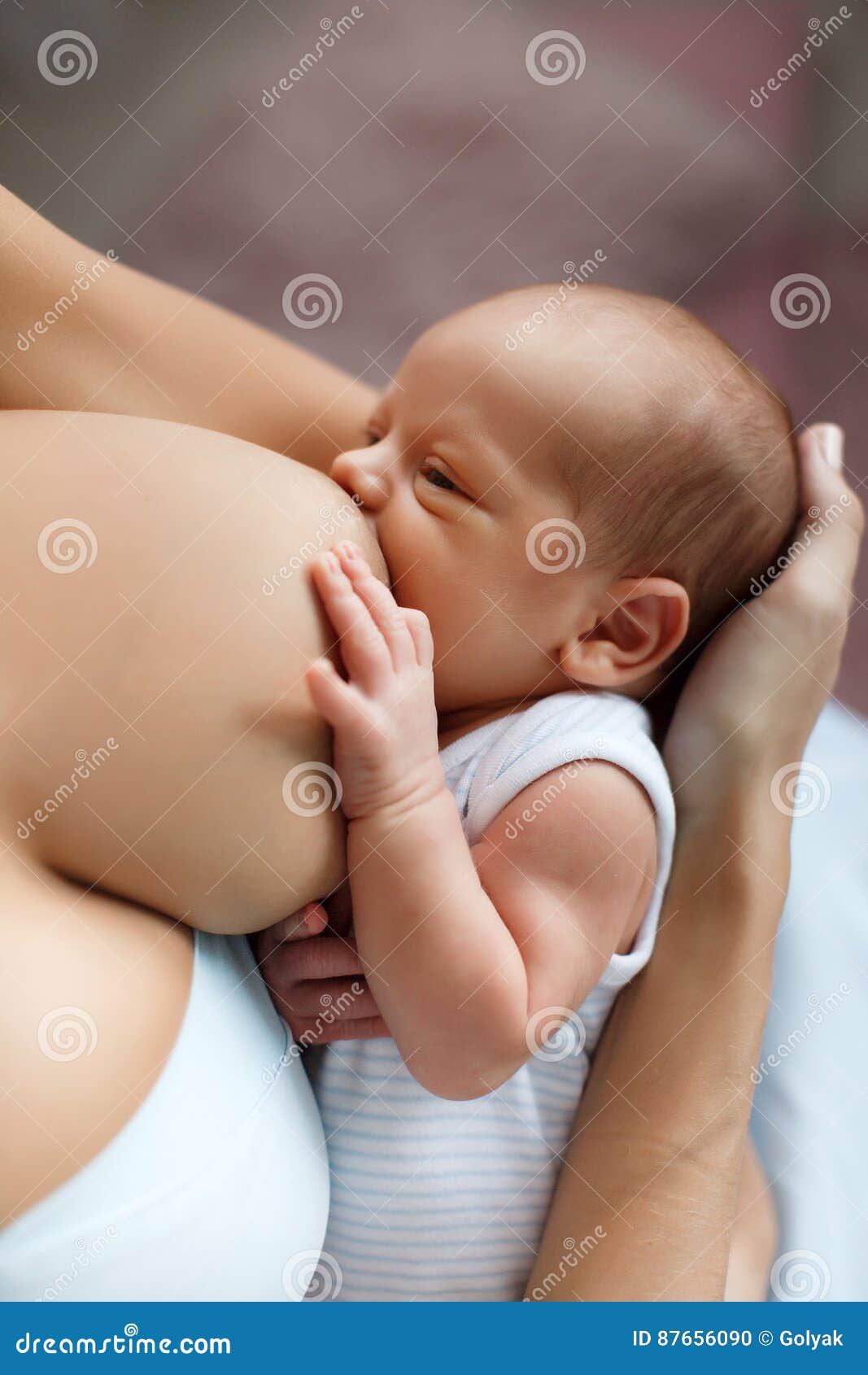 у малыша потеет голова когда он сосет грудь фото 118