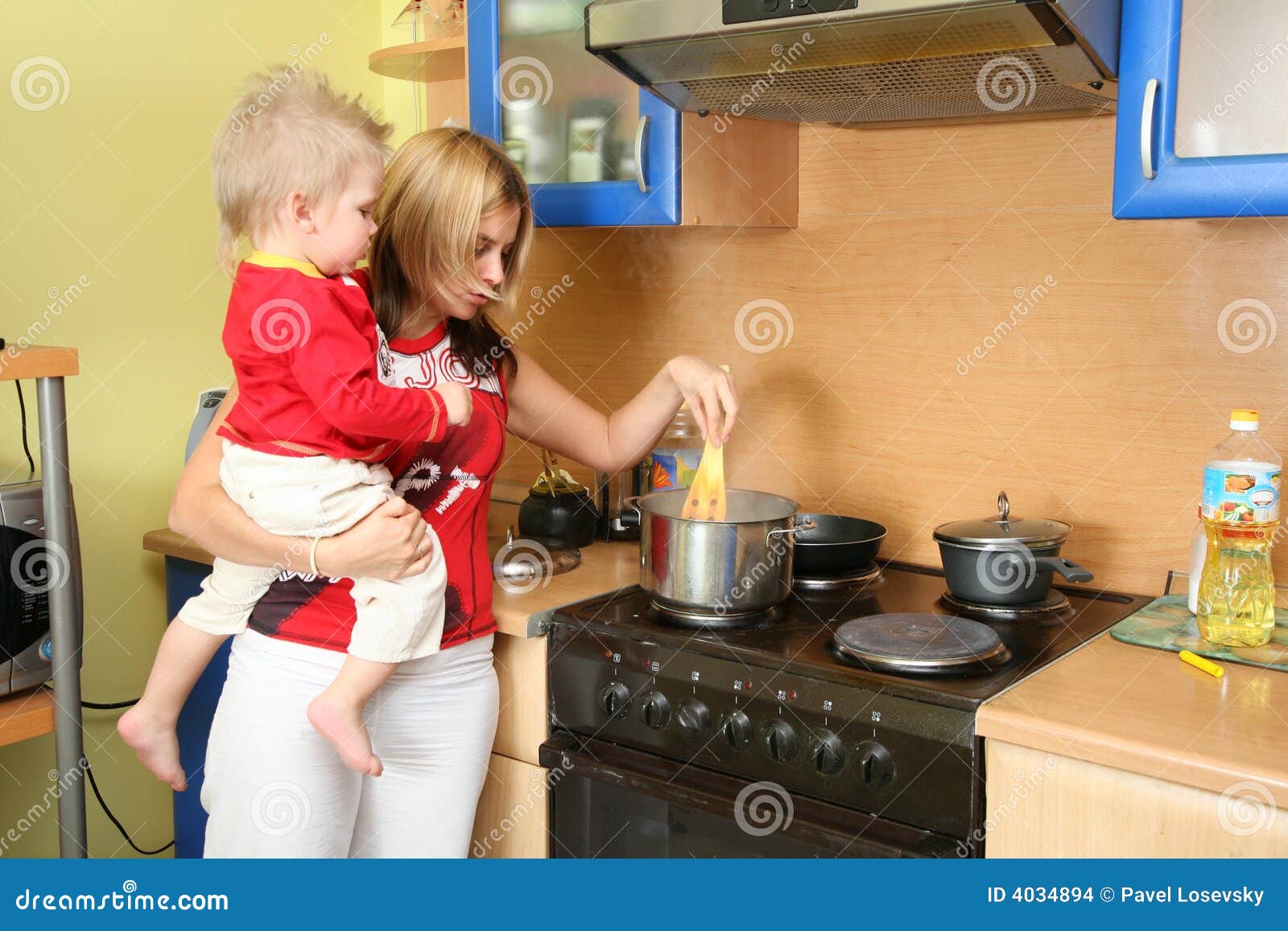 Кухня для детей. Мама с ребенком на кухне. Фотосессия мама и дети на кухне. Женщина с ребенком на кухне. Маму стоя на кухне