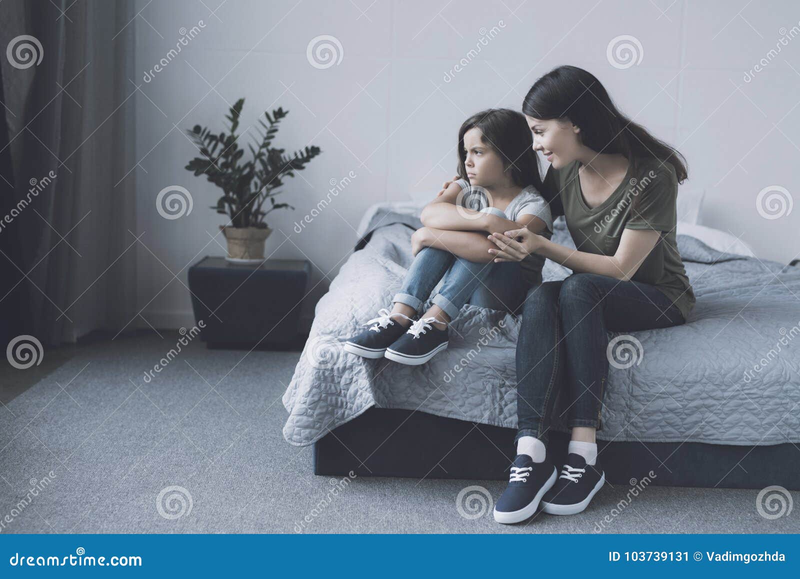 Next to her. она 2013 руни мара хоакин феникс. попутчики (con quién viajas). роковой маршрут фильм 2014. рядом с ней фильм 2014.