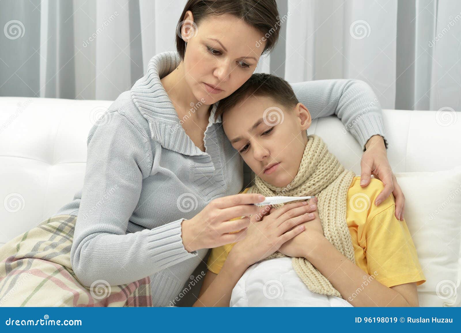 Мама помогла больному сыну. Забота сына о матери. Мама с больным сыном. Сын заботится о маме. Сын Позаботься о матери.