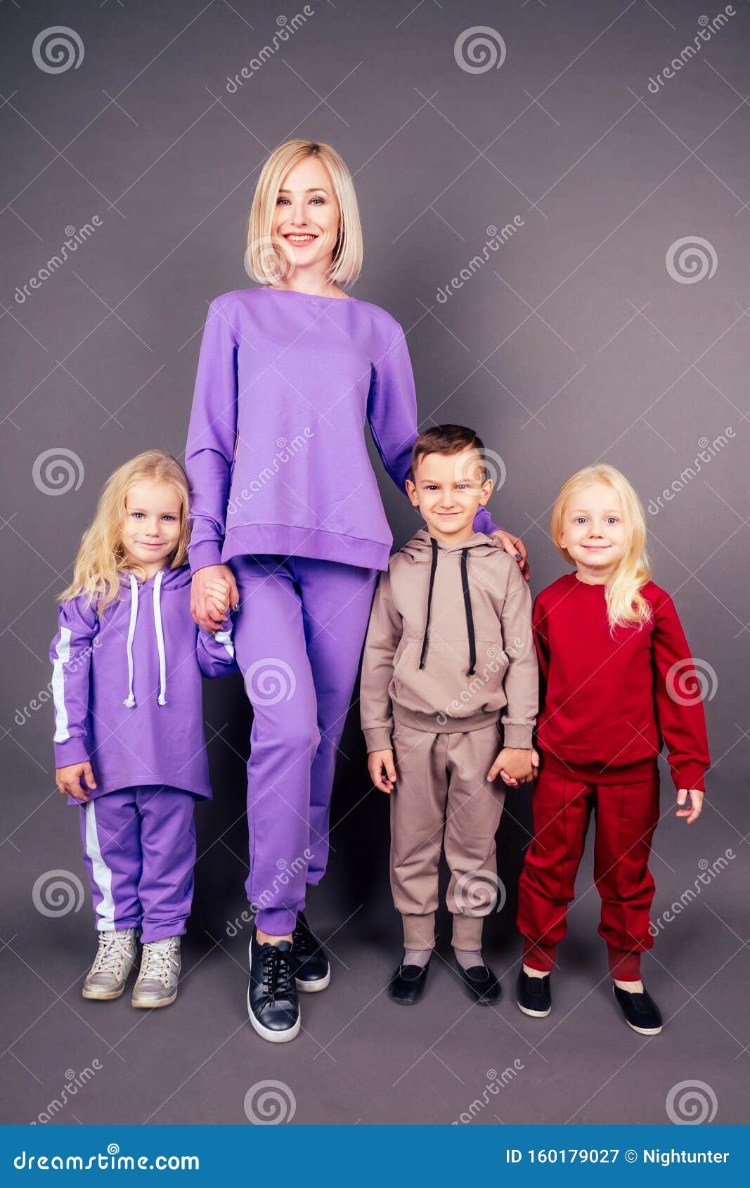 Мать полной высоты с детьми в спортивных костюмах красивая молодая блондинка с маленьким мальчиком и девушками, позирующими в спо Стоковое Изображение - изображение насчитывающей костюм, здорово: 160179027