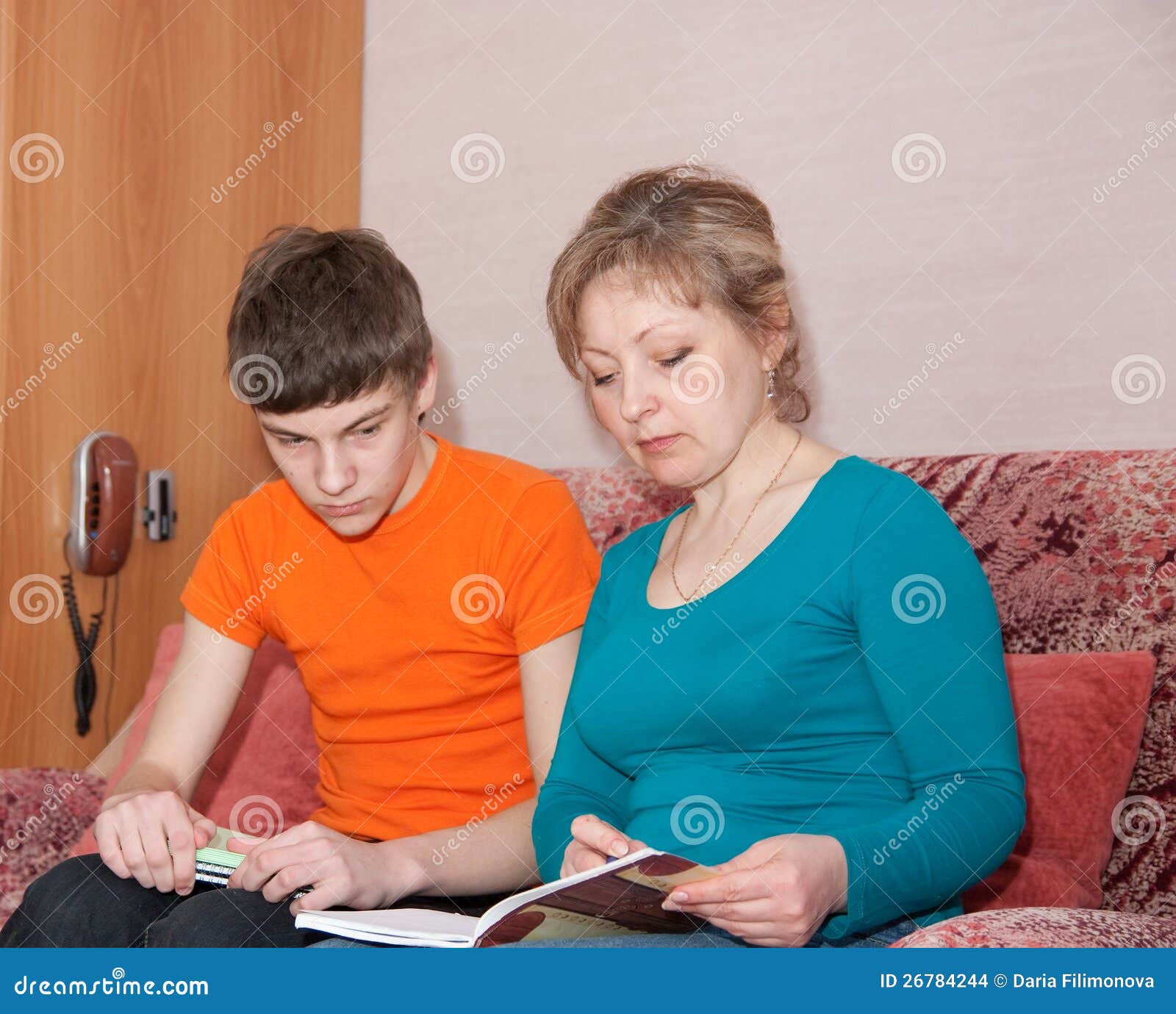 Сын маму будет на работу. Мать проводит сына. Мать и сын учатся. Мама показывает сыну картинку. Мама помогает сыну с уроками.