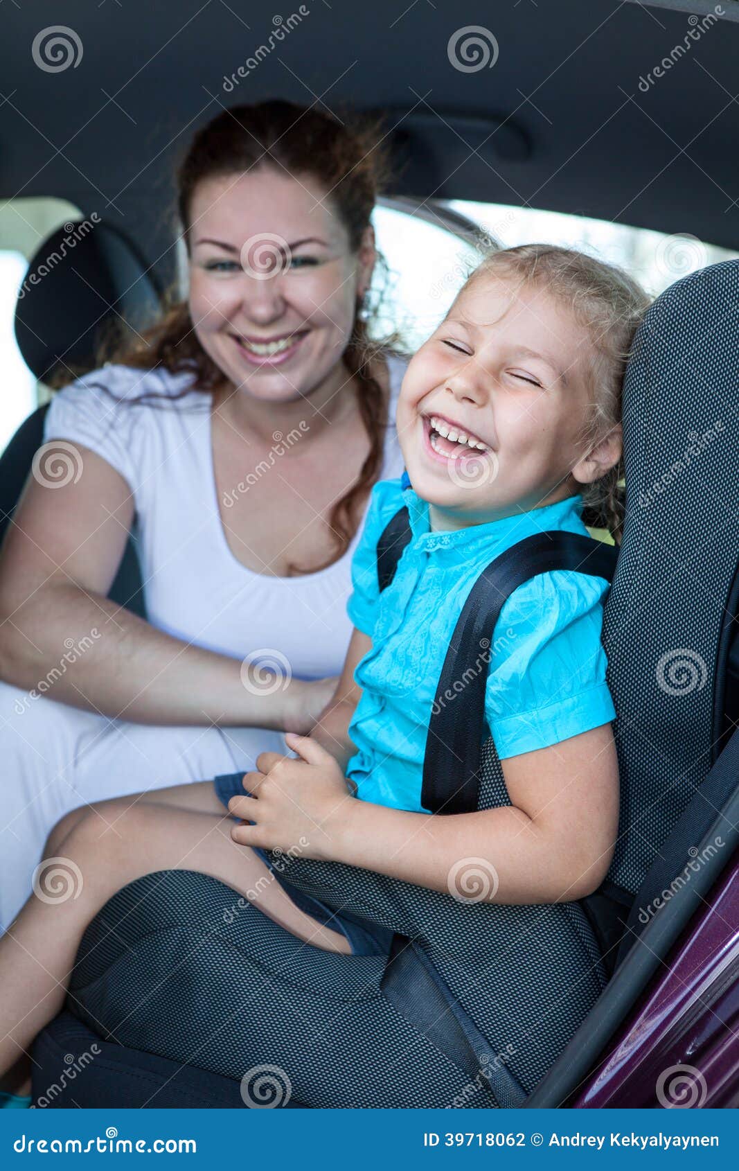 с мамой на заднем сиденье. заднее сиденье машины. два ребёнка и взрослый на заднем сиденье. трое детей на заднем сидении. сидеть перед поездкой.