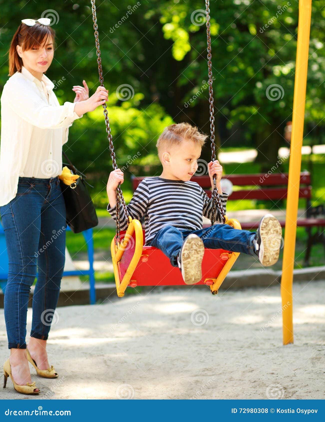 Детская площадка дети с мамой. Мамы на детской площадке. Детская коляска во дворе. Дети на площадке. Счастливые дети на площадке.