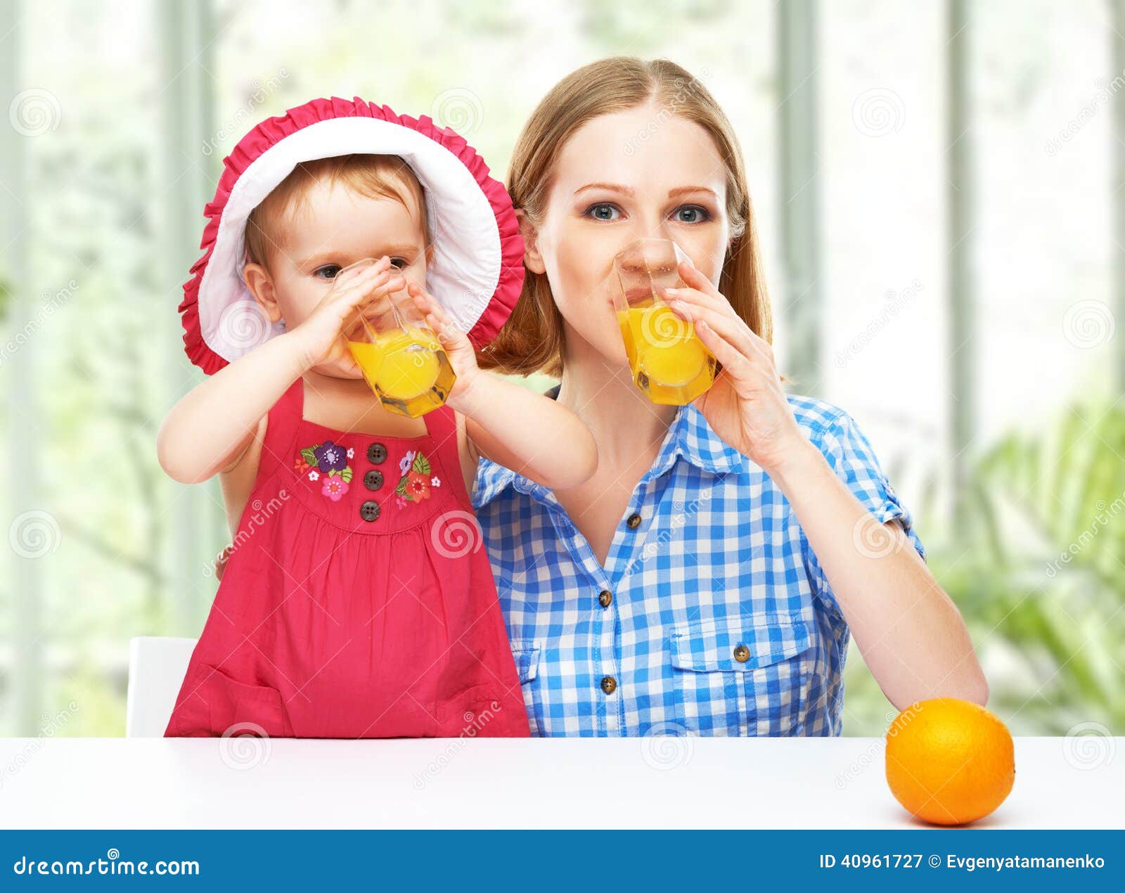 Мама пьет дочку. Фотосессия семьи с апельсиновым соком. Сок семья. Мама с дочкой пьют. Апельсин для детей.