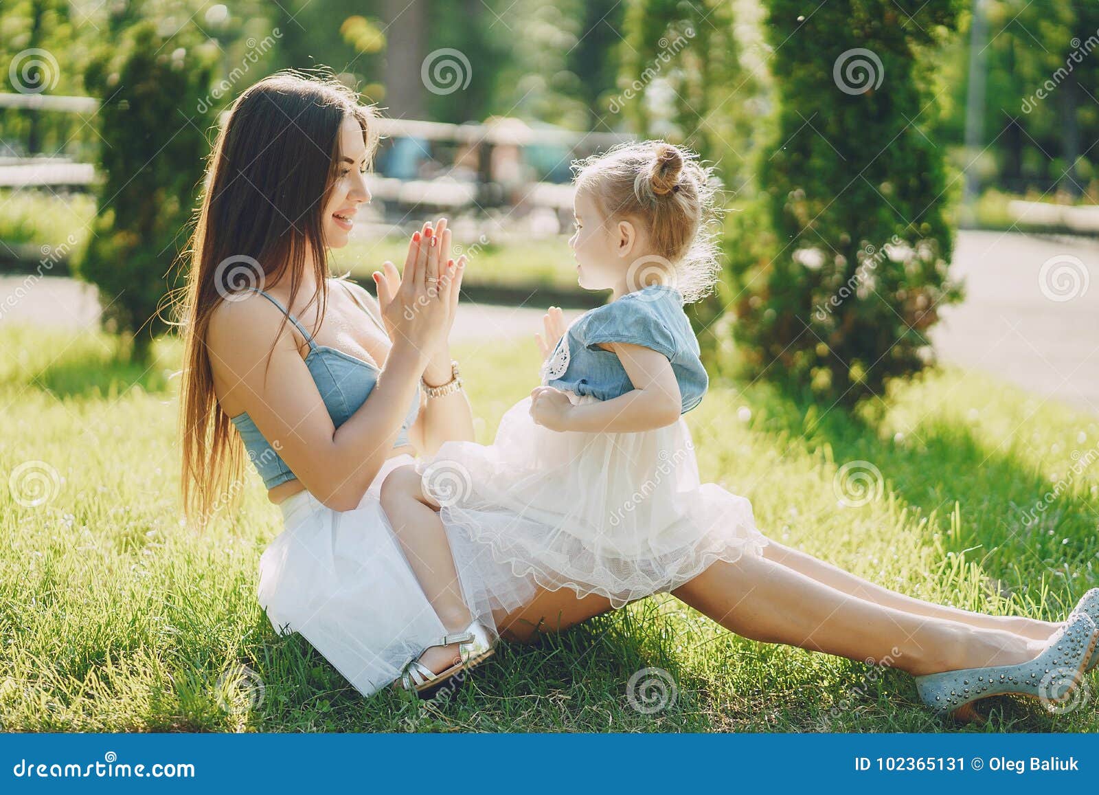 Мама дочь клипы. Мама и дочка. Фотосессия мамы с маленькой дочкой. Стильная мама с ребенком. Фотосессия с дочкой на природе.