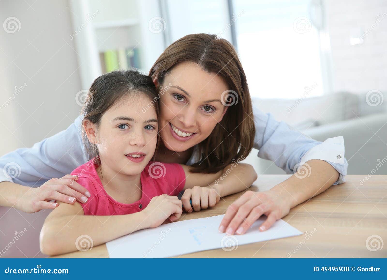 Русская молодая мама учит. Мама научила дочь. Дочь преподает урок маме. Мама учит девочку. Мама учит дочку картинки.