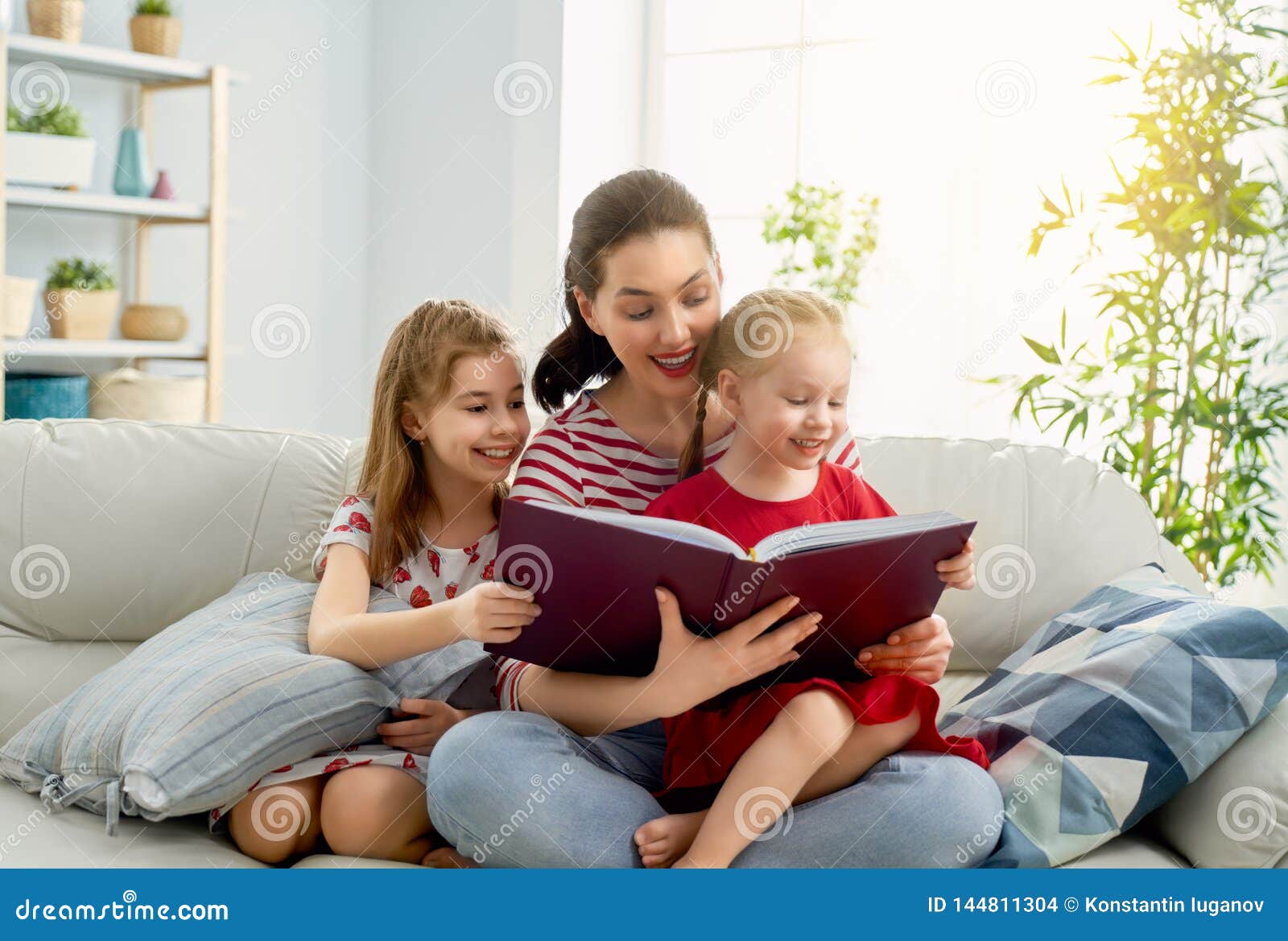 Молодая мама читать. Читает семья читает Страна. Читающая семья. Xbnftn ctvmz xbnfytn cnhfyf. Семья читает книгу.