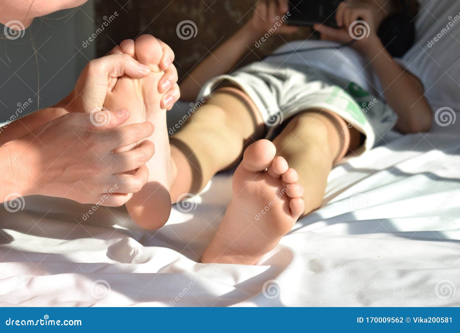 Foot feet boy tickle. Феет КИД. Ноги мальчика. Пятки мальчиков. Щекотка детей.