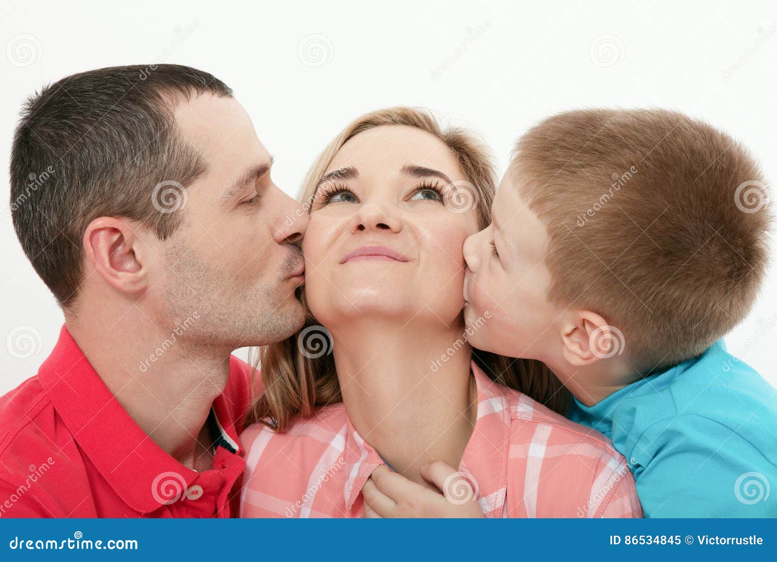 Поцелуй мамы и мужчины. Жена целует после другого. Целует в нос. Дружеский поцелуй. Мальчик целует девочку в лоб.