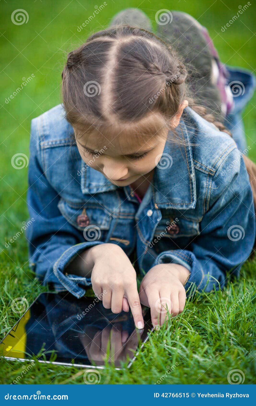 Где пописать девушкам. Малые девочки валяются. Девочка пописала в траву. Писить маленькая девочка. Мальчик рассматривает у девочки.