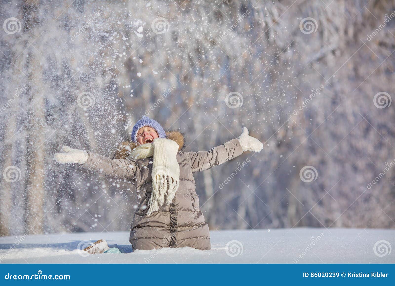В окно кидают снежки. Подбрасывает снег. Девушка бросает снежок. Подбрасывать снег вверх девочка. Ребенок подбрасывает снег.