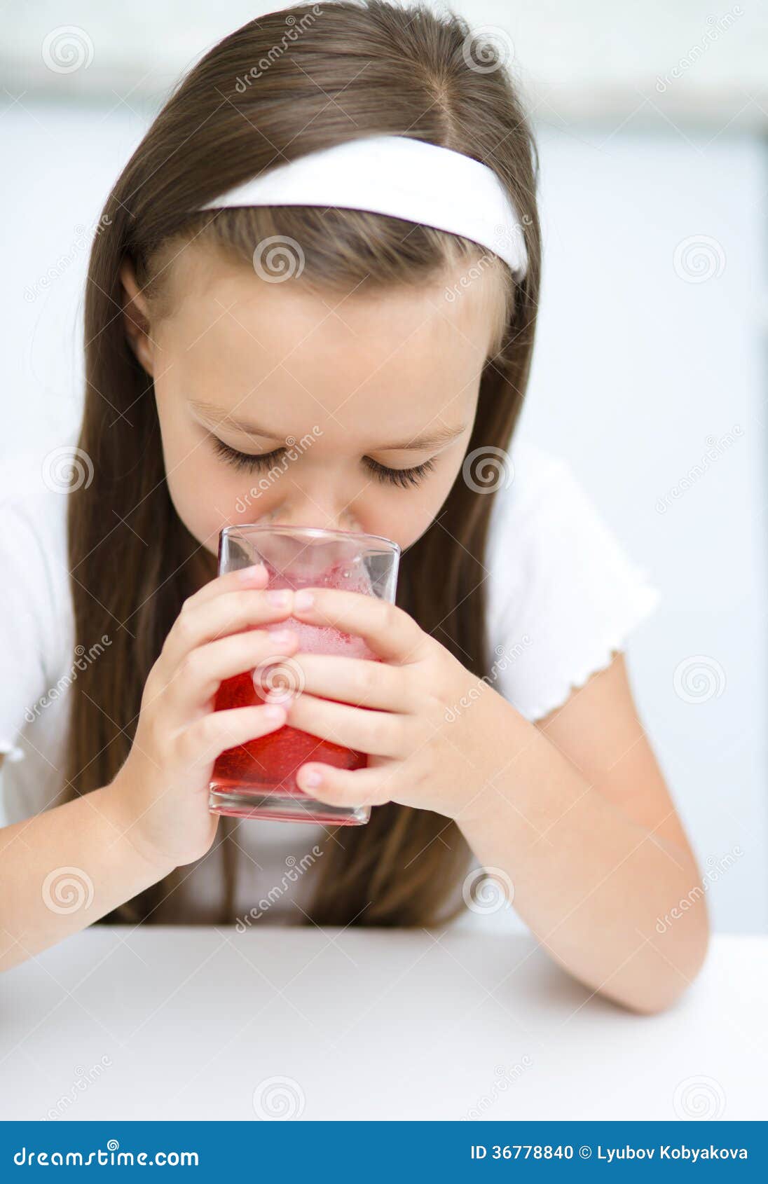 маленькая девочка пьет сперму фото 111