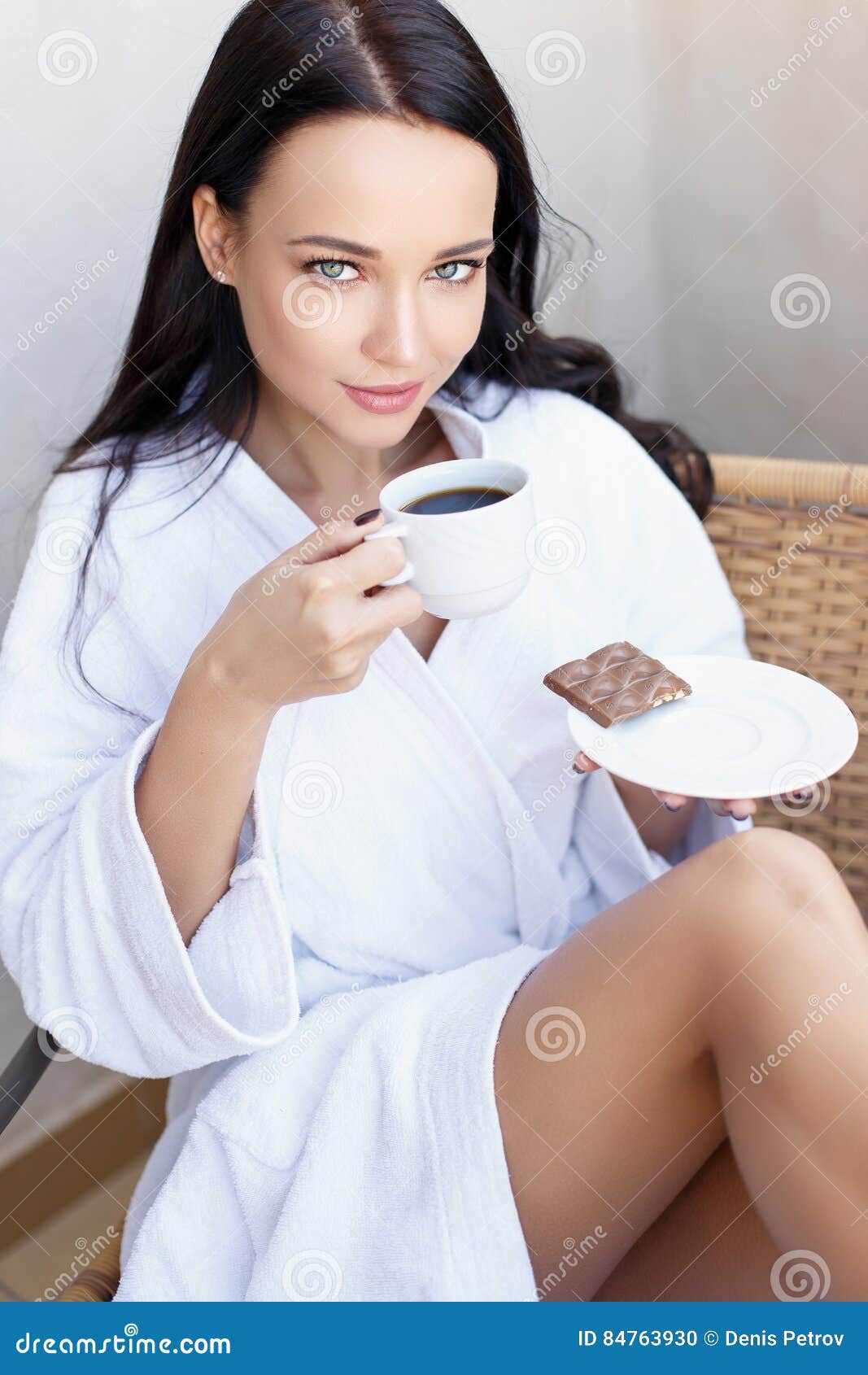 Брюнетка с кофе