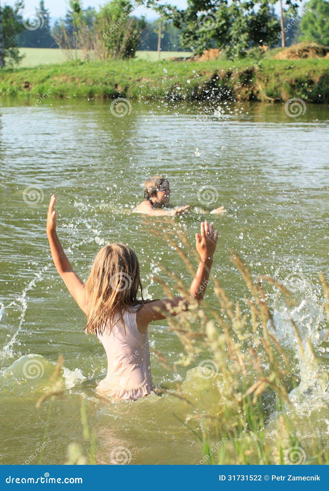 Купалась белье. Девочки купаются в озере. Девочки купаются в реке. Девочка купается в речке. Девочки купаются в пруду.