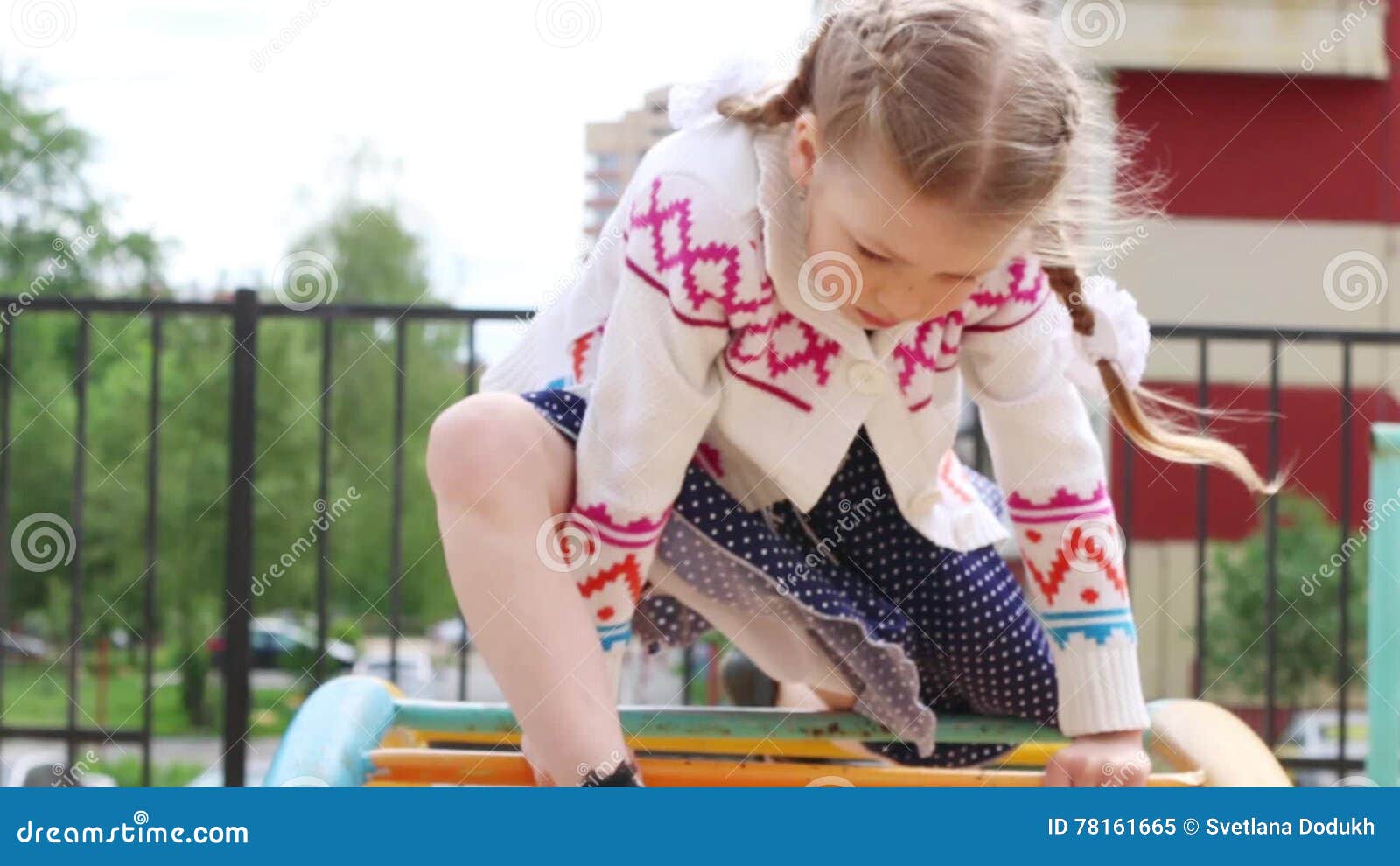 Девочка на площадке