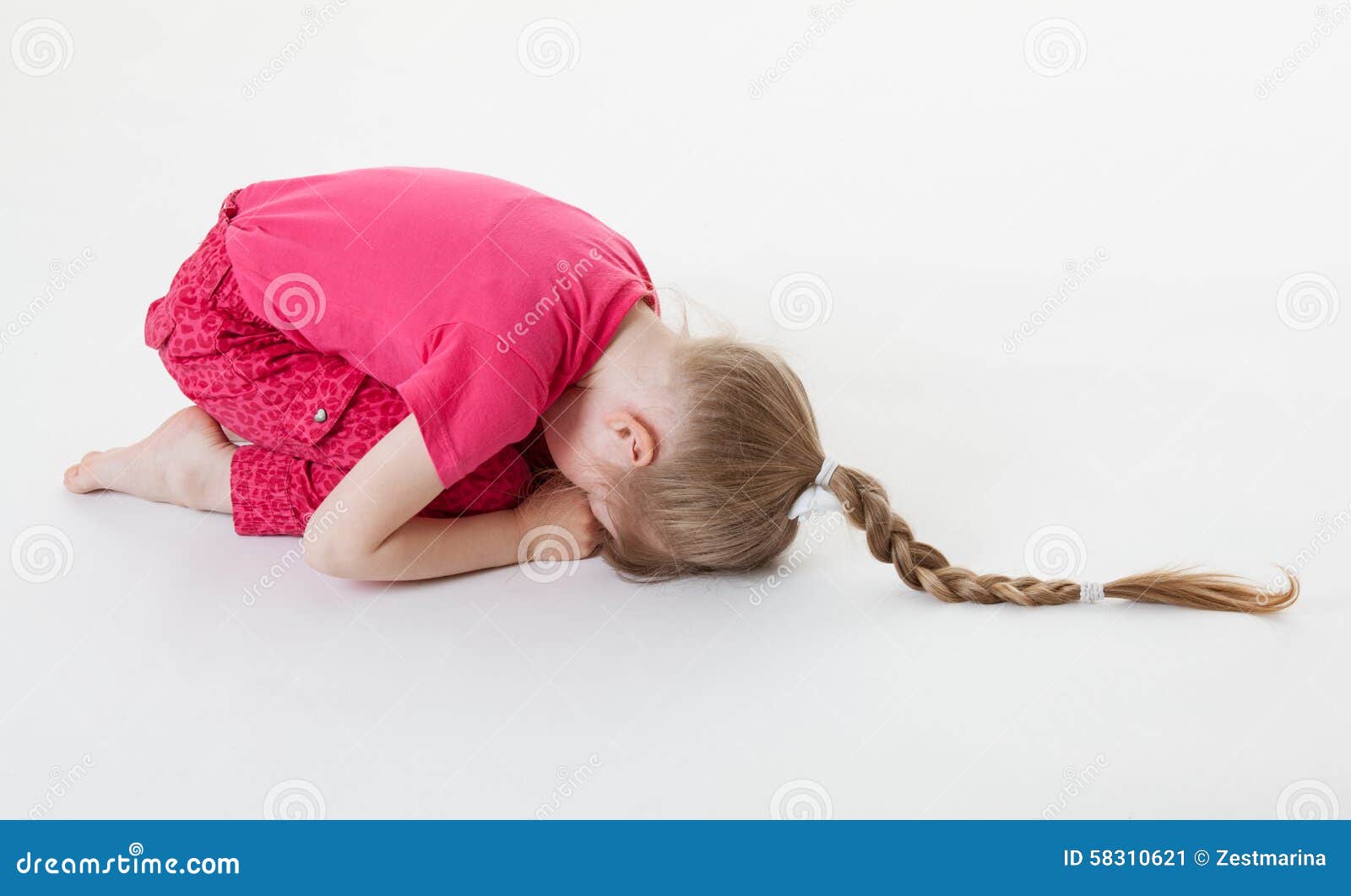 Девушки в наклоне. Загнули девочку. Девочка маленькая сидит на карачках с белой кожей. Девочка согнута. Паривритта уттанасана.