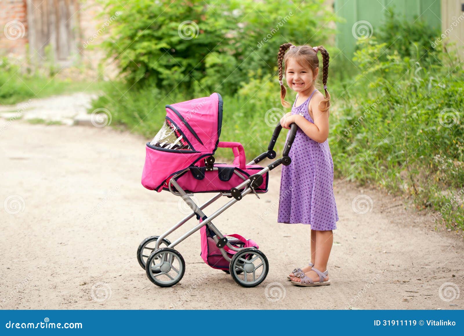 Девочка коляской видео. Девочка коляской видео. Девочка коляской видео. Девушка с прогулочной коляской. Девочка коляской видео.