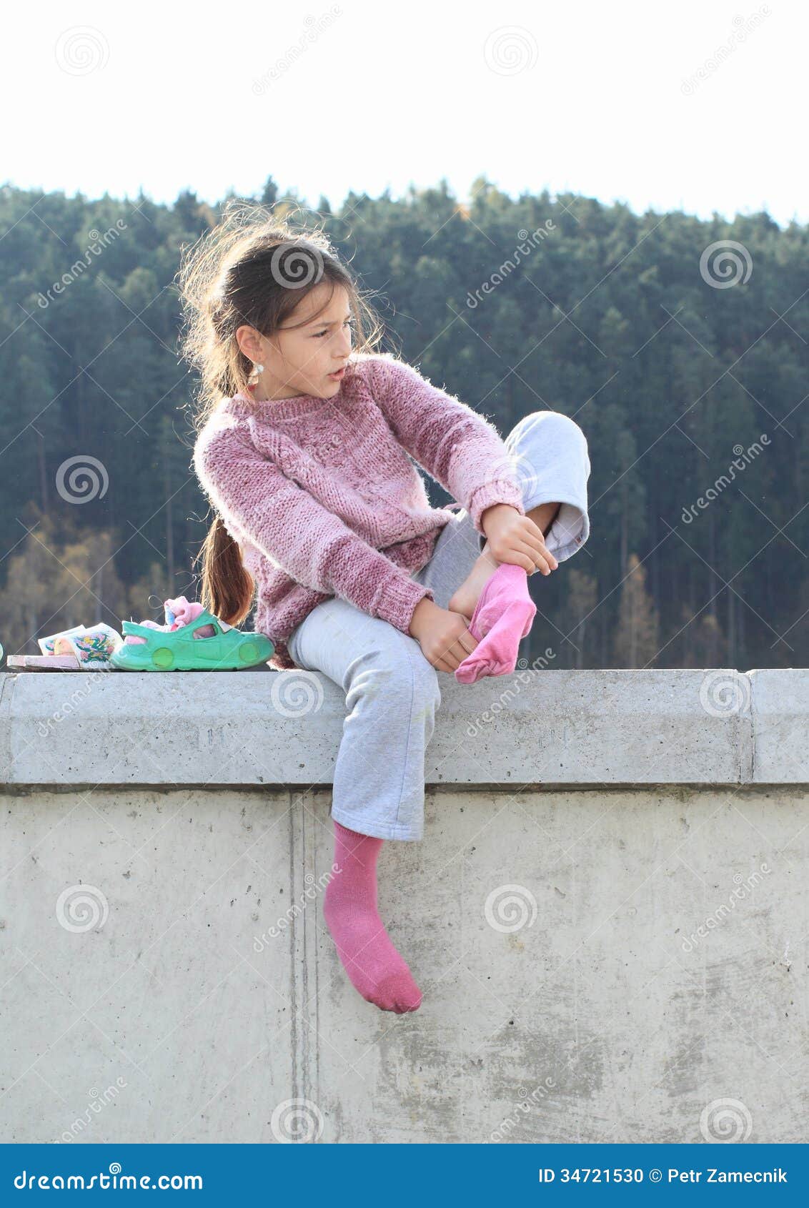 Девочки цыпочки. Девушка в розовых носках. Маленькая девочка в носочках. Девочка в носках 12 лет. Девочки 10 лет в носочках.