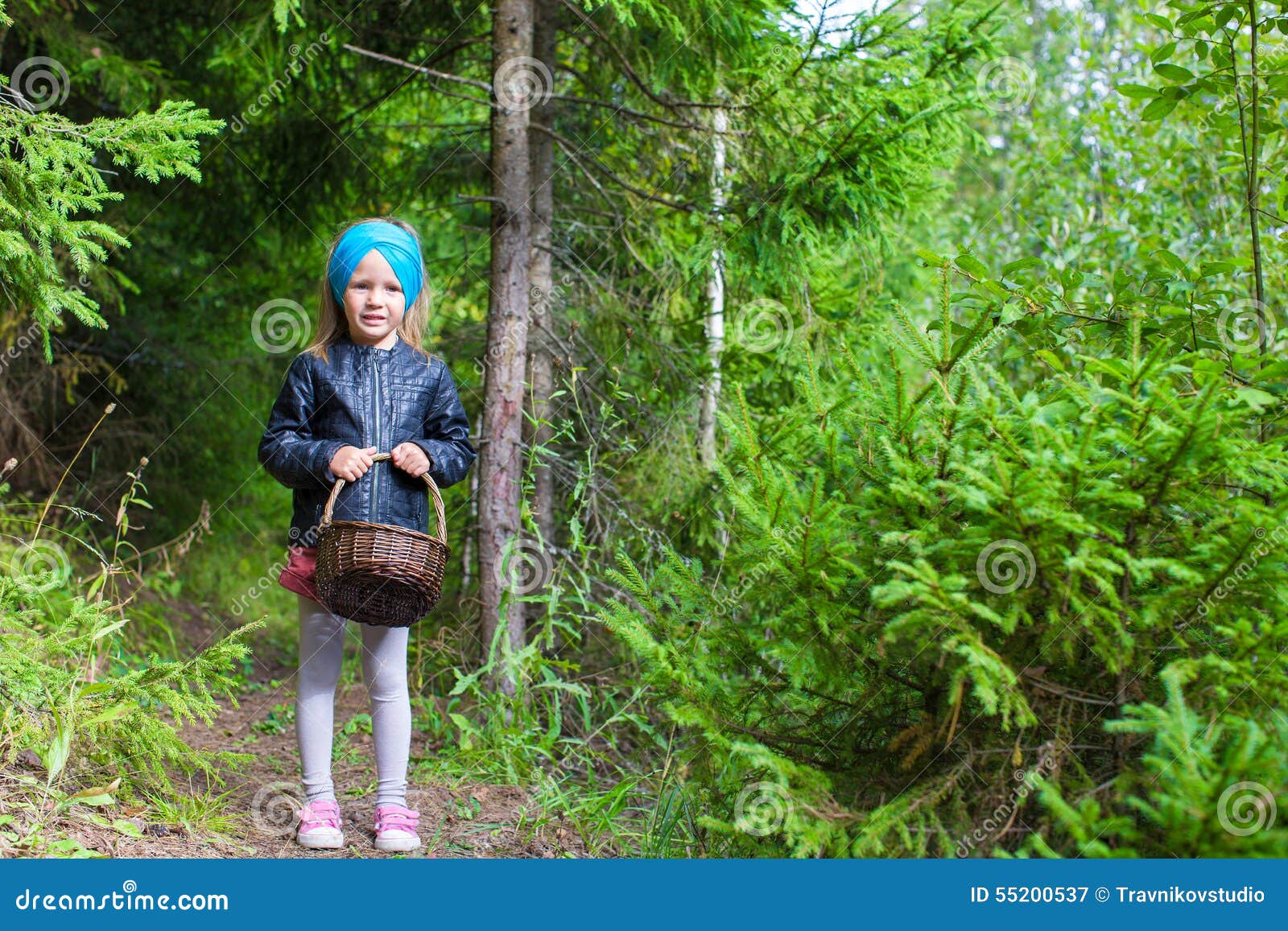 Девочка в лесу собирала грибы. Девочка в лесу за грибами. Девочка идет в лес за грибами. Девушка собирает грибы в лесу. Поход за грибами.