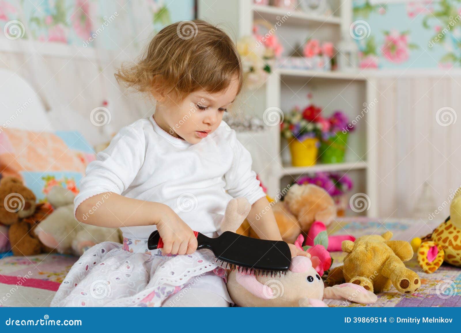 Детки играют с кисками. Игрушки для девочек. Маленькая девочка играет с игрушками. Девочка расчесывает игрушку. Маленькая девочка с игрушкой.