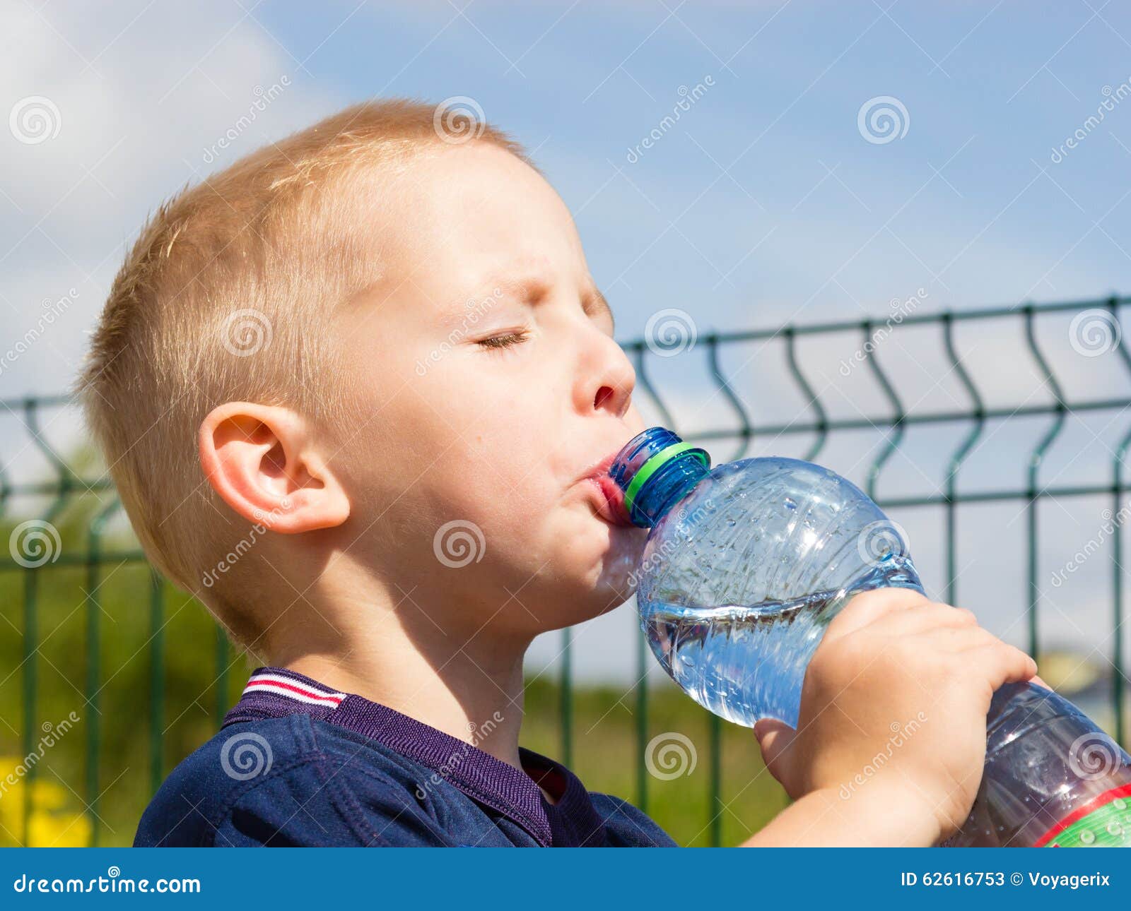 Не пьет воду в год. Мальчик пьет. Ребенок пьет воду жажда. Мальчик пьет воду. Малыш пьет воду.