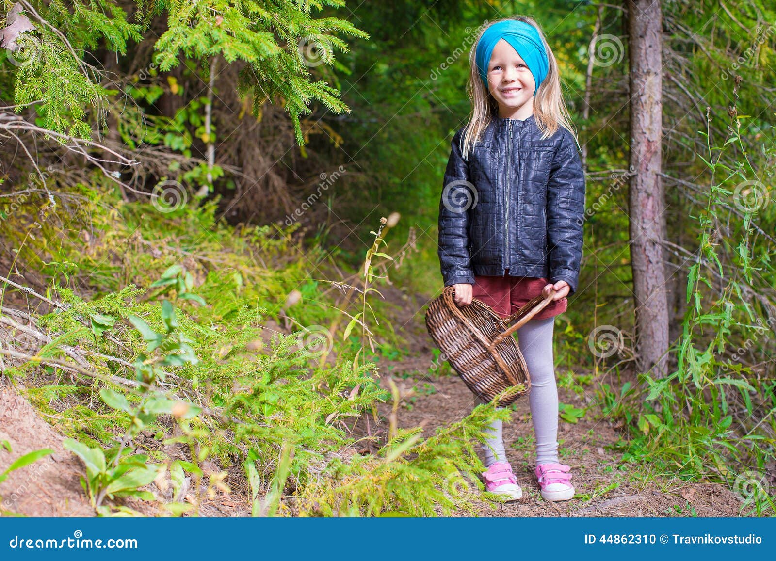 Включи девочку в лесу. Девочка корзинка лес. Девочка с корзинкой в лесу фото. Девочка гриб. Девочка одетая в лесу.