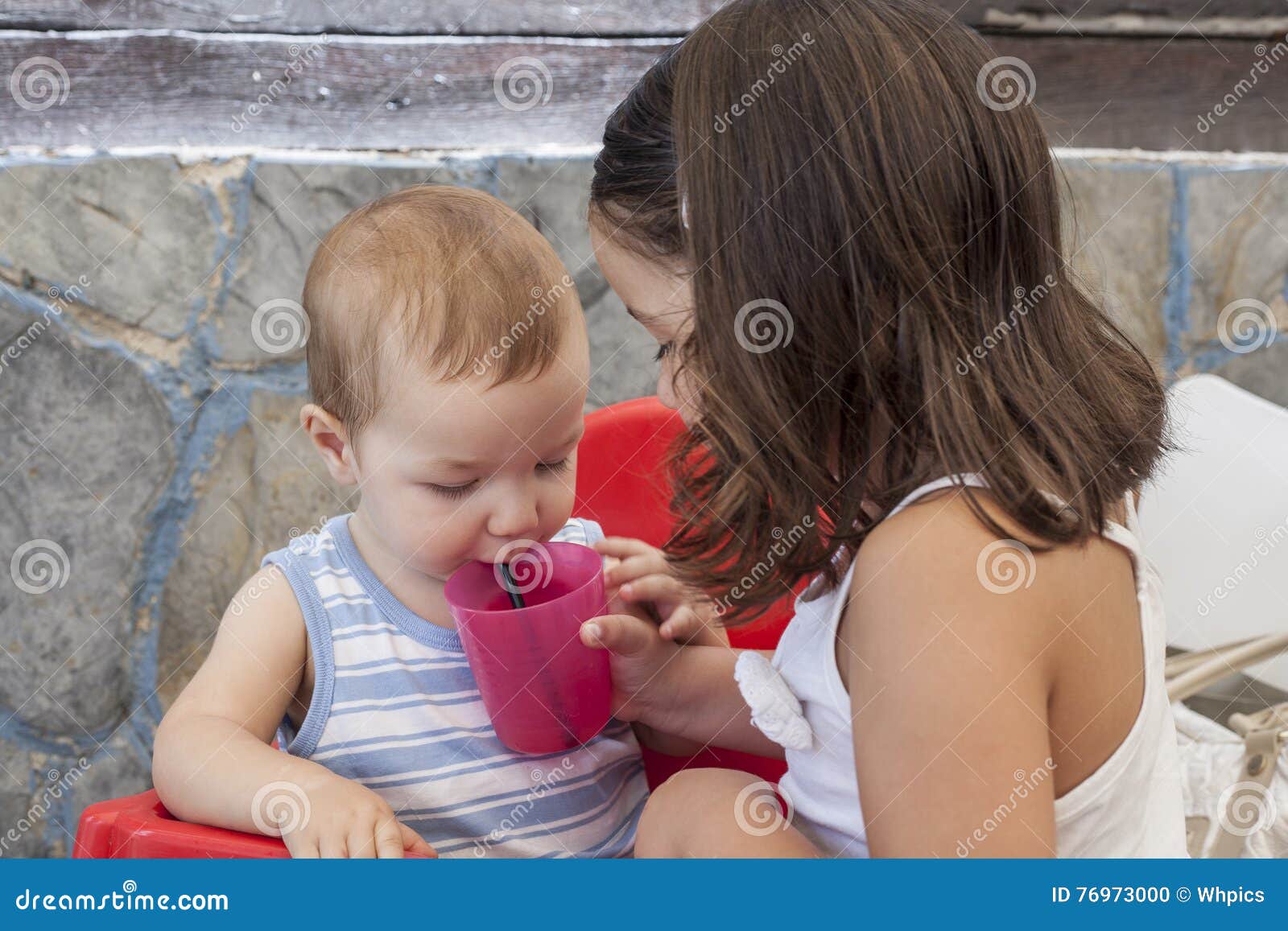 Надругался над девочкой. Брат пьет мочу сестры. Девушка пьет воду с похмелья. Дорогой человек сестра. Пьет свою мочу.