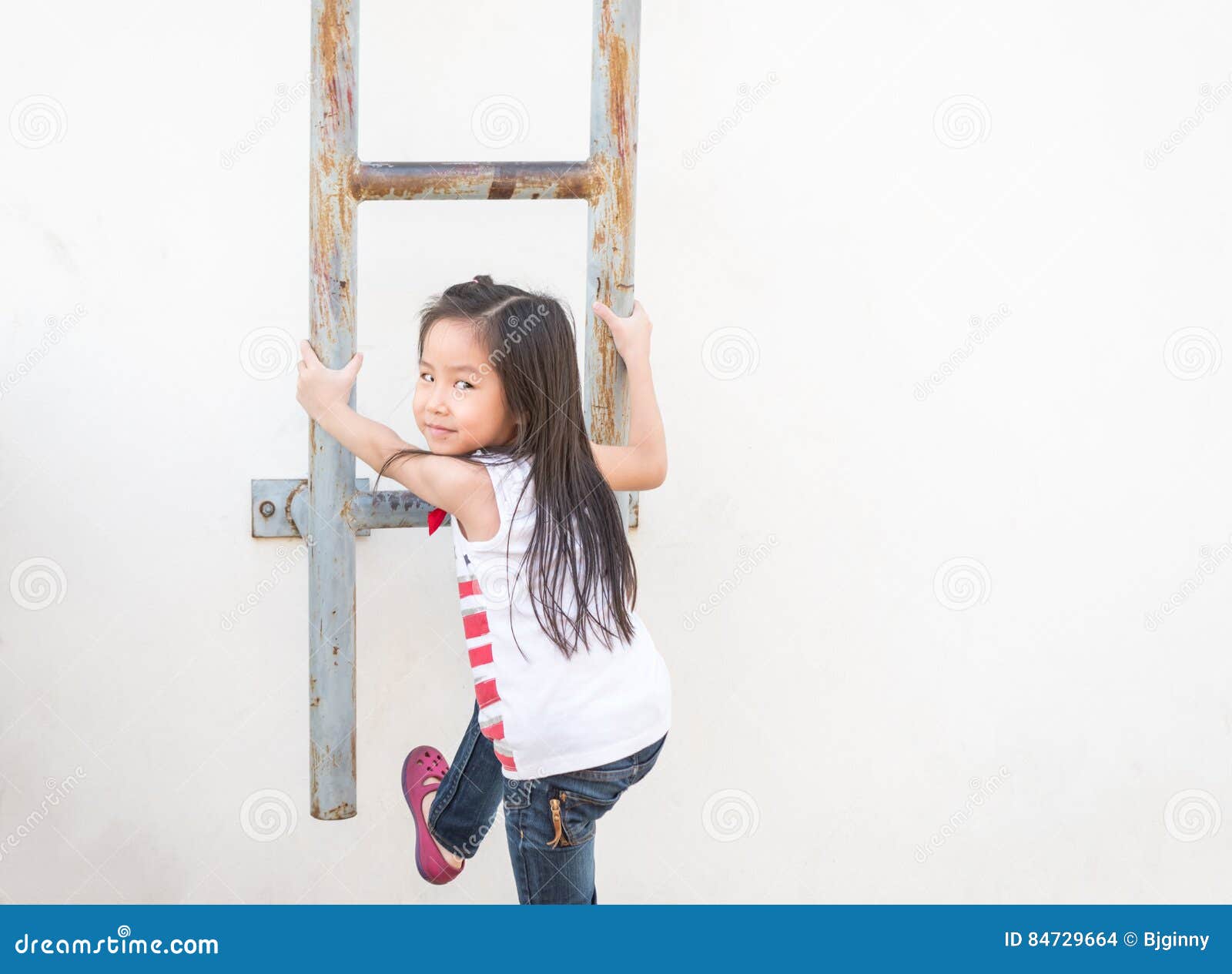 маленькая азиатка на лестнице фото 97