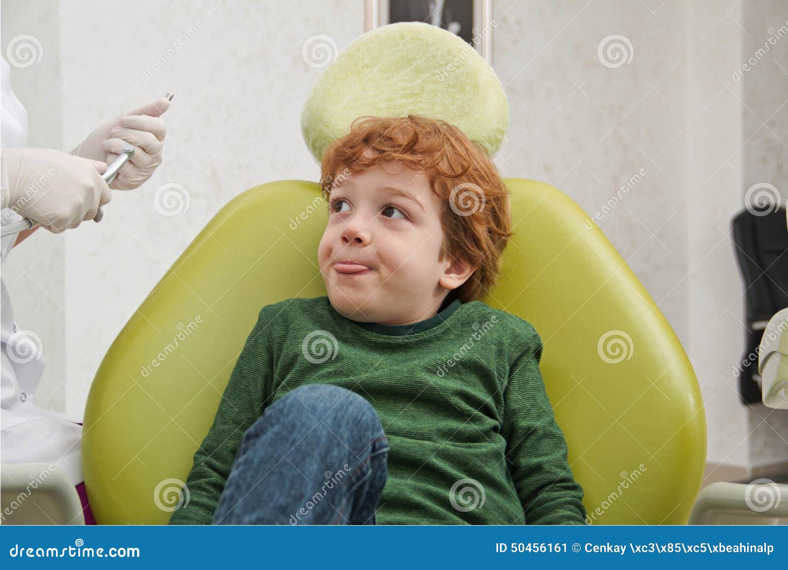 Вернувшись с прогулки у меня заболел зуб. Ребенок в кресле стоматолога. Стоматология дети плачут. Удержание в кресле стоматолога детей. Ребенок плачет в кресле у стоматолога.