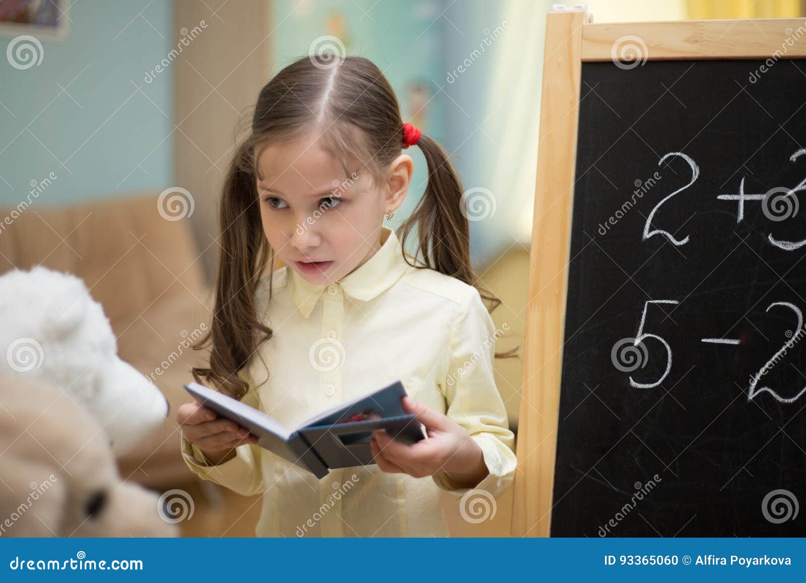 Самоконтроль ребенка. Девушка учит уроки. Ребенок пишет. Красивая девушка учит математику. Девочка на уроке.