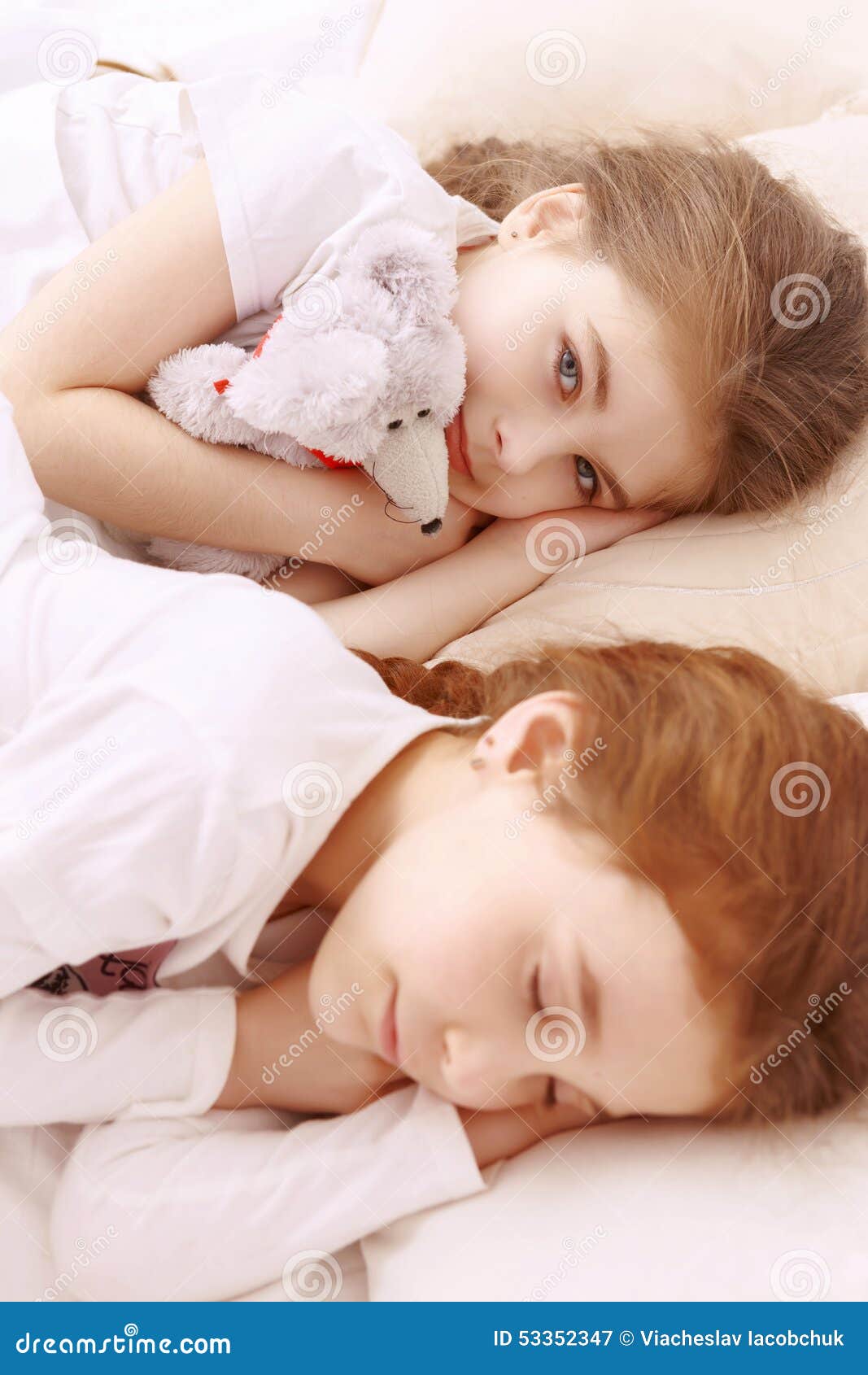 Сестра спала читать. Две девочки спят. Две сестры спят. Спящие мвоенькие девоч.