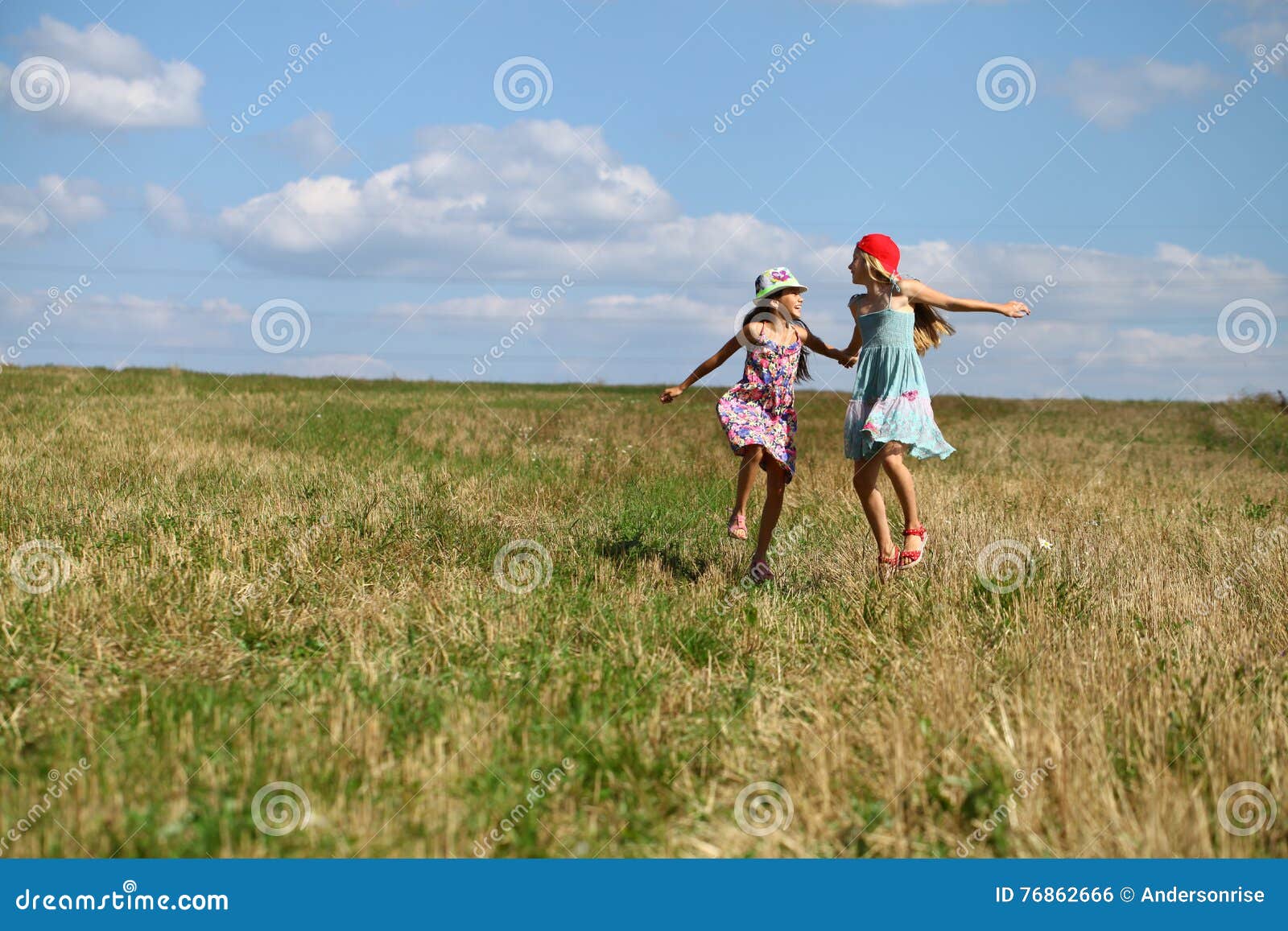 Давай сыграем в поле. Дети играют в поле. Две девочки бегущие в поле. Девочка играет в поле. Друзья бегут в поле.