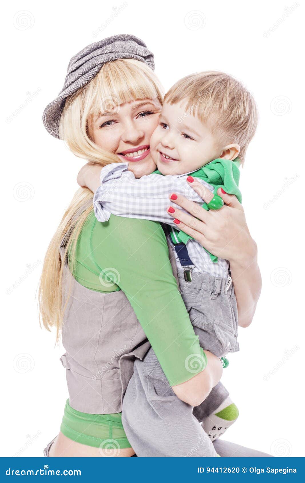 Плотный мать. Ребенок приобнимает за пояс. Мама в Нижнем белье обнимает сына. Мальчик обнимает маму в Нижнем белье. В джинсовых шорты мамка обнимаетсы сына.