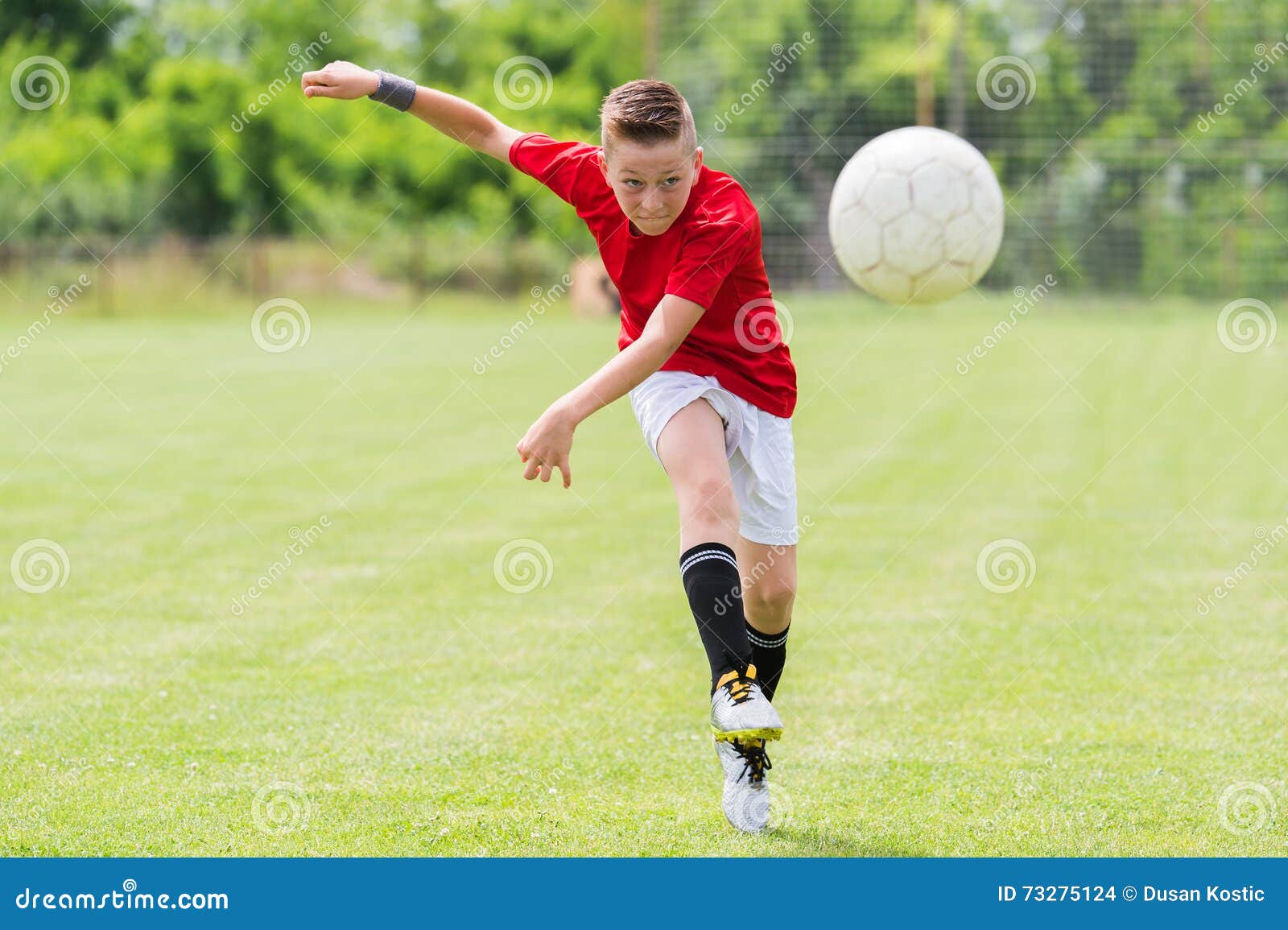 Удар мячом ребенку. Мальчик пинает мяч. Удар по мячу дети. Мальчик футболист. Футболист пинает мяч.