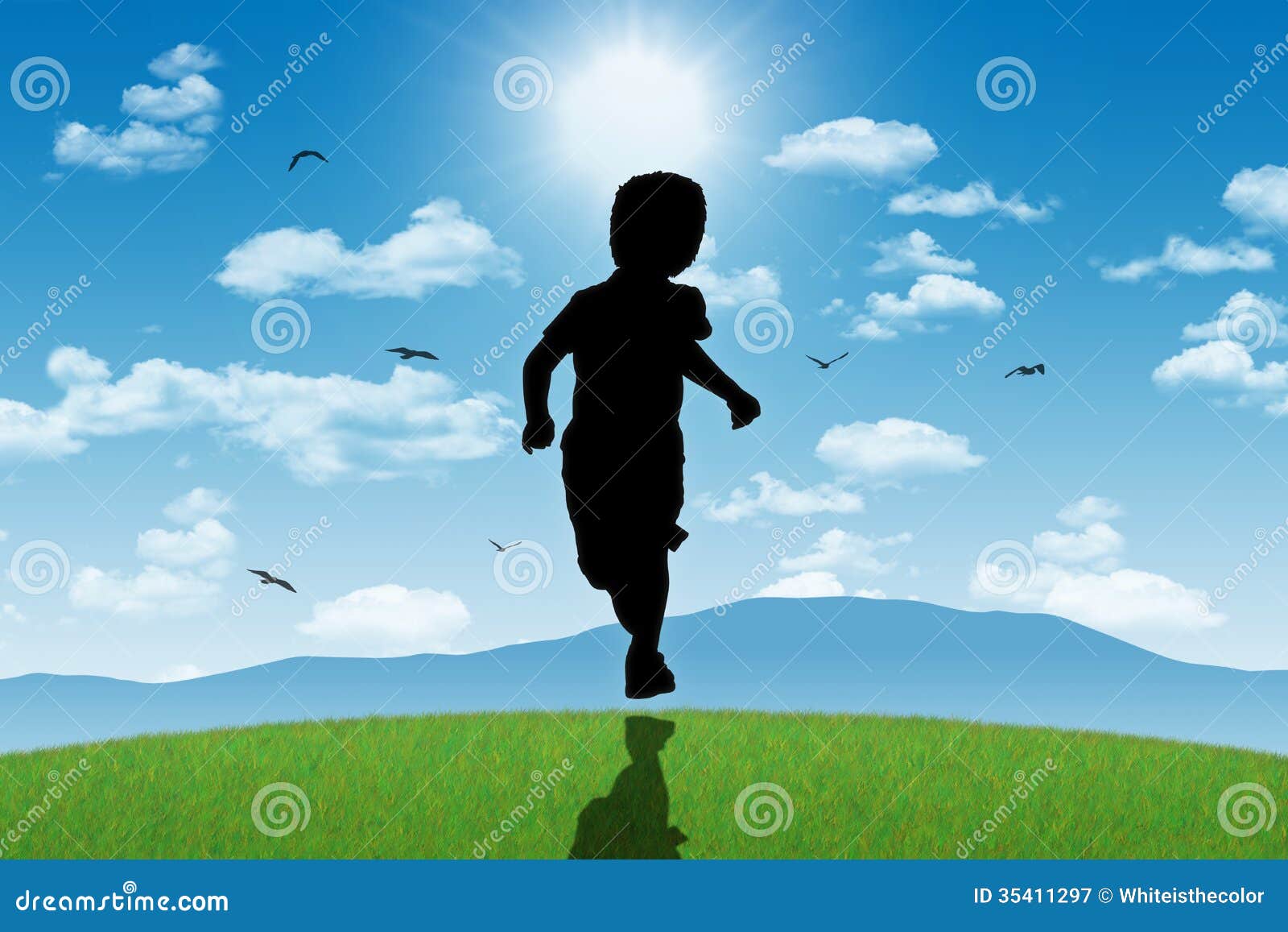 Включи наперегонки свет. Мальчик бежит. Мальчик бежит по полю. Дети бегут к солнцу. Силуэт бегущего мальчика.