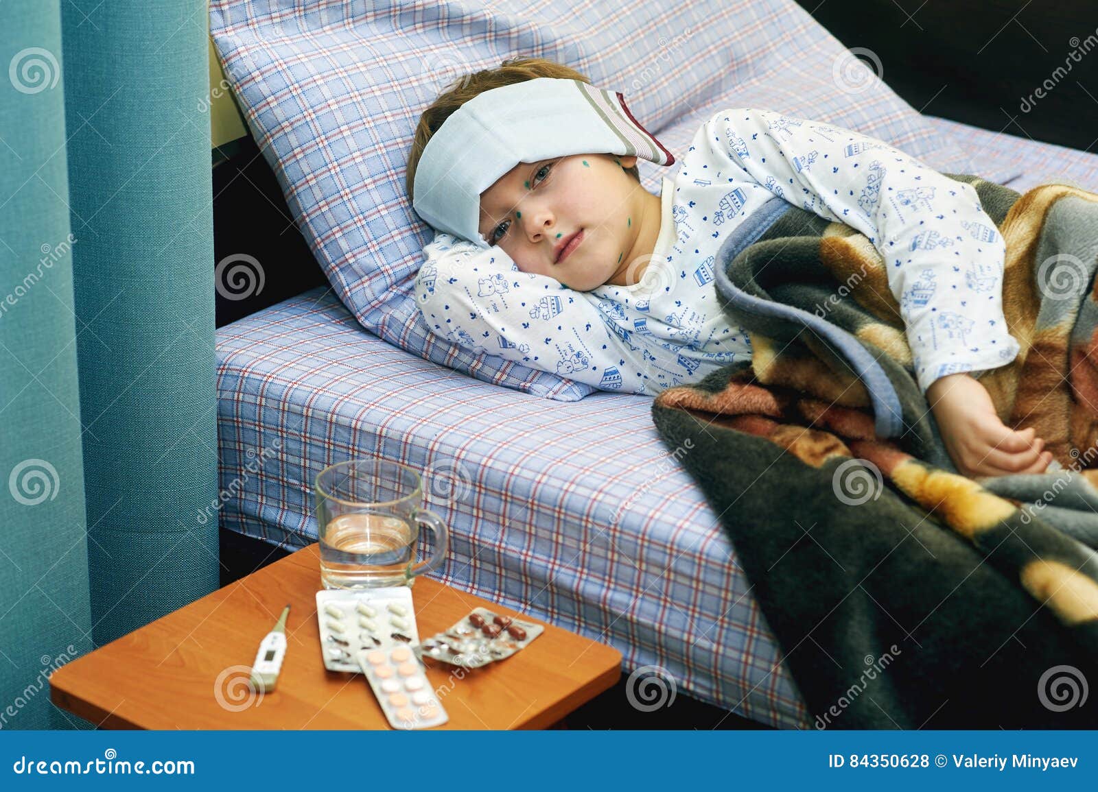 1 мальчик заболел. Ребенок болеет. Мальчик болеет. Мальчик в кровати болеет. Больной мальчик в кровати.