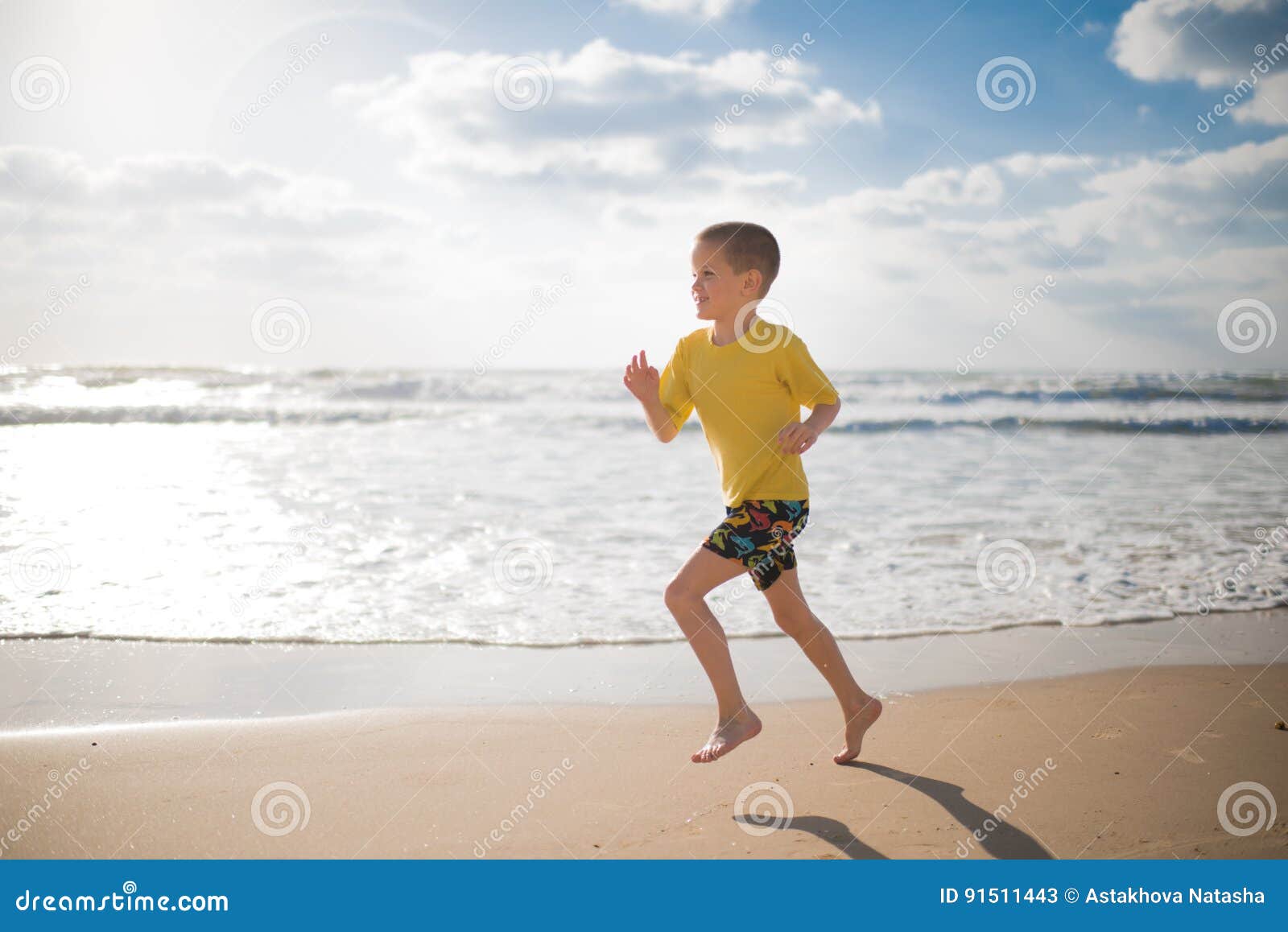Мальчик в шортах и желтой футболке Стоковое Изображение - изображение насчитывающей радостно, красивейшее: 91511443