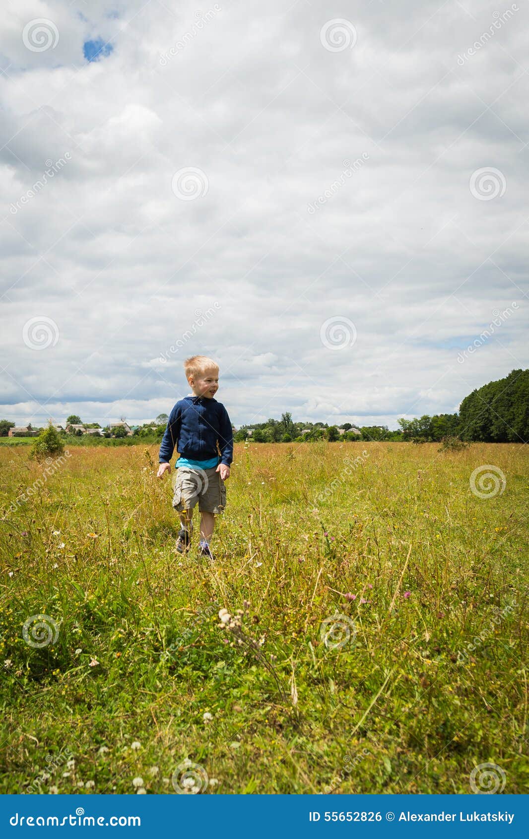 человек бежит в поле. дети в поле. мальчишки стоят спиной в поле. ребенок в пшеничном поле. славянский мальчик.