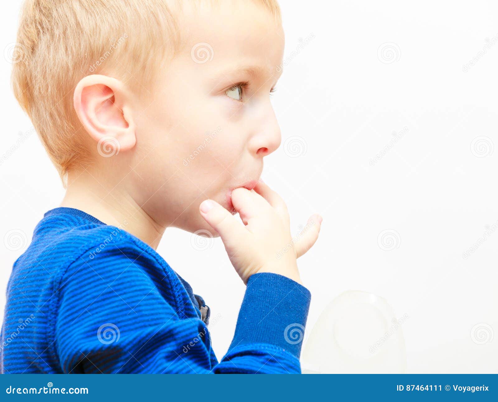 где мальчик облизывает. картинки мальчик с клубничным мороженым для детей. мальчик облизывает мальчика. щенок лижет. поцелуй в ушко.